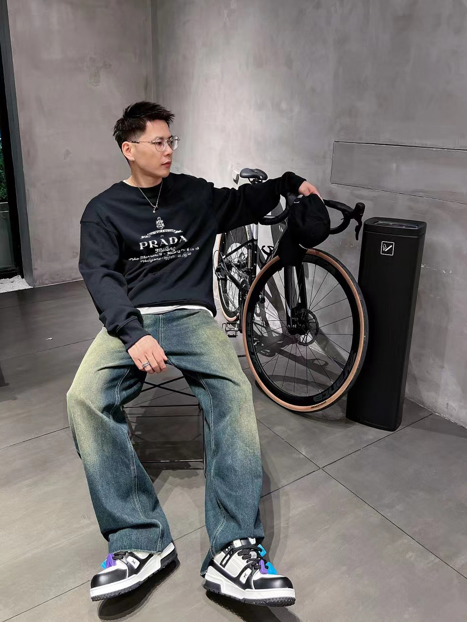 ￼ ￼ ￼ ￼ 普拉达 官网 新款字母印花双层重工字母图案不管是T桖还是卫衣都是每年的爆款单品 前幅大面