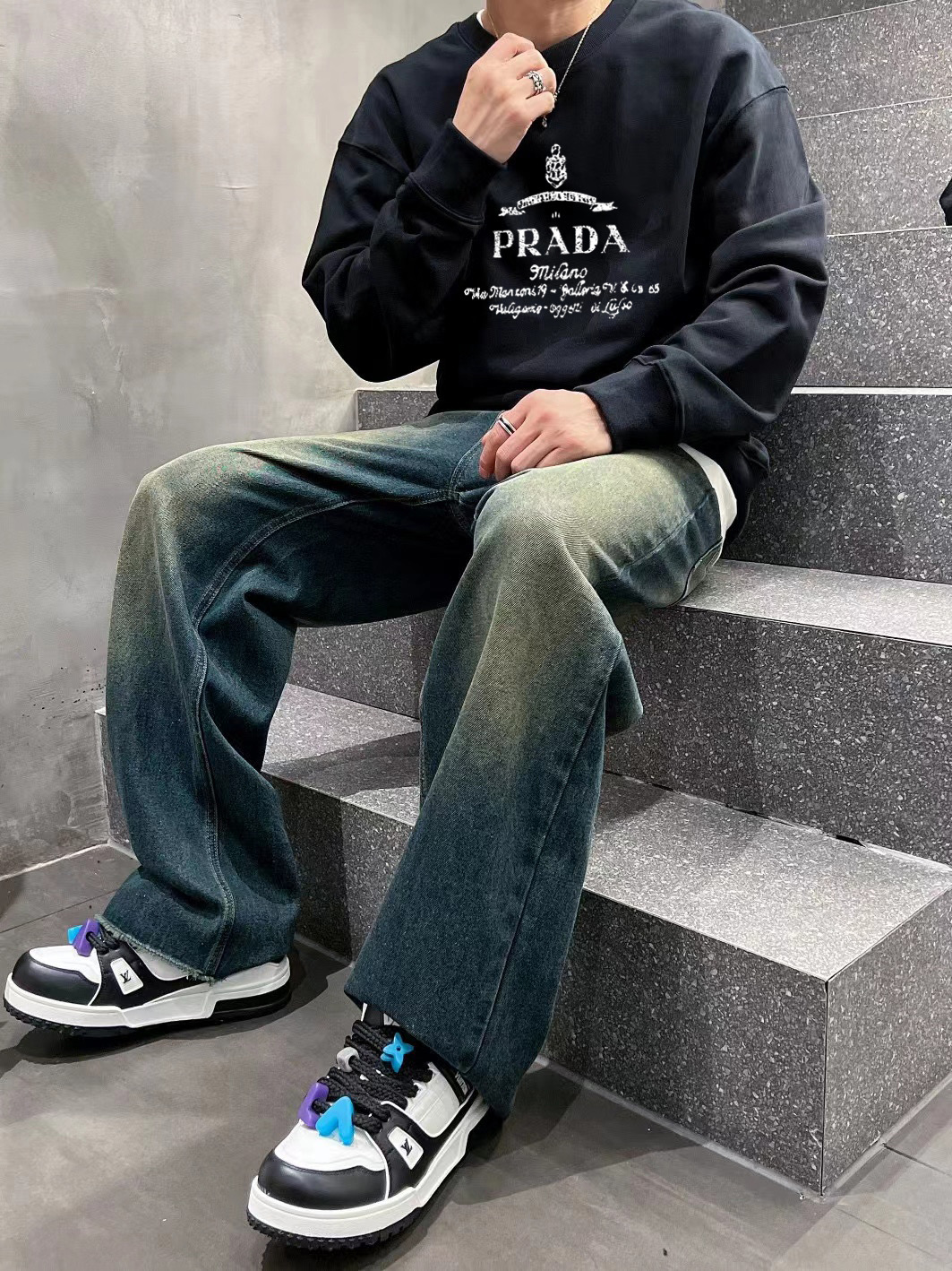 ￼ ￼ ￼ ￼ 普拉达 官网 新款字母印花双层重工字母图案不管是T桖还是卫衣都是每年的爆款单品 前幅大面