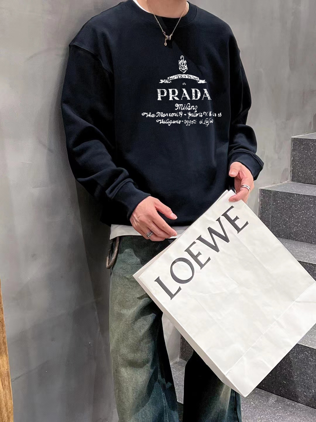 ￼ ￼ ￼ ￼ 普拉达 官网 新款字母印花双层重工字母图案不管是T桖还是卫衣都是每年的爆款单品 前幅大面