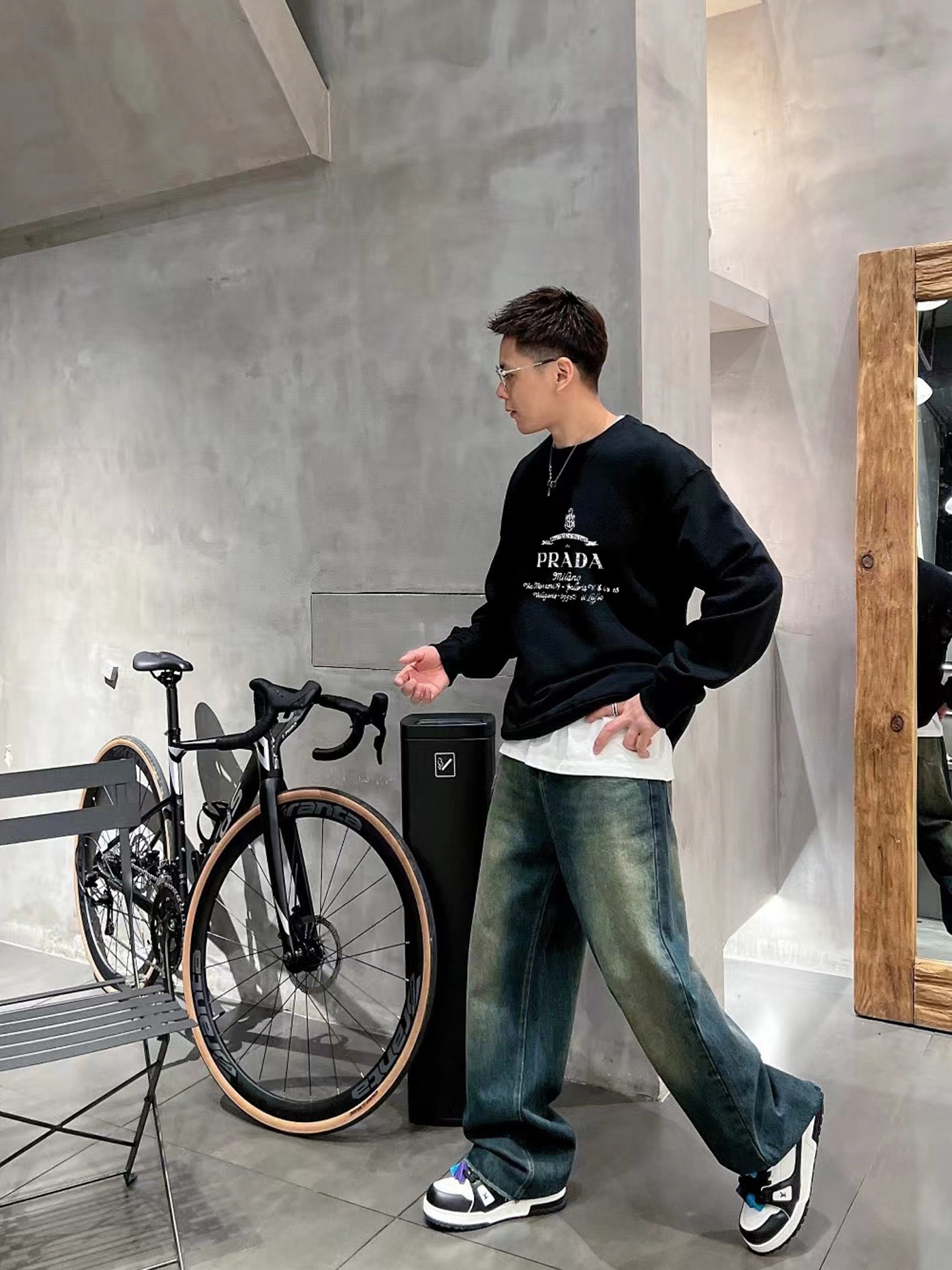 ￼ ￼ ￼ ￼ 普拉达 官网 新款字母印花双层重工字母图案不管是T桖还是卫衣都是每年的爆款单品 前幅大面