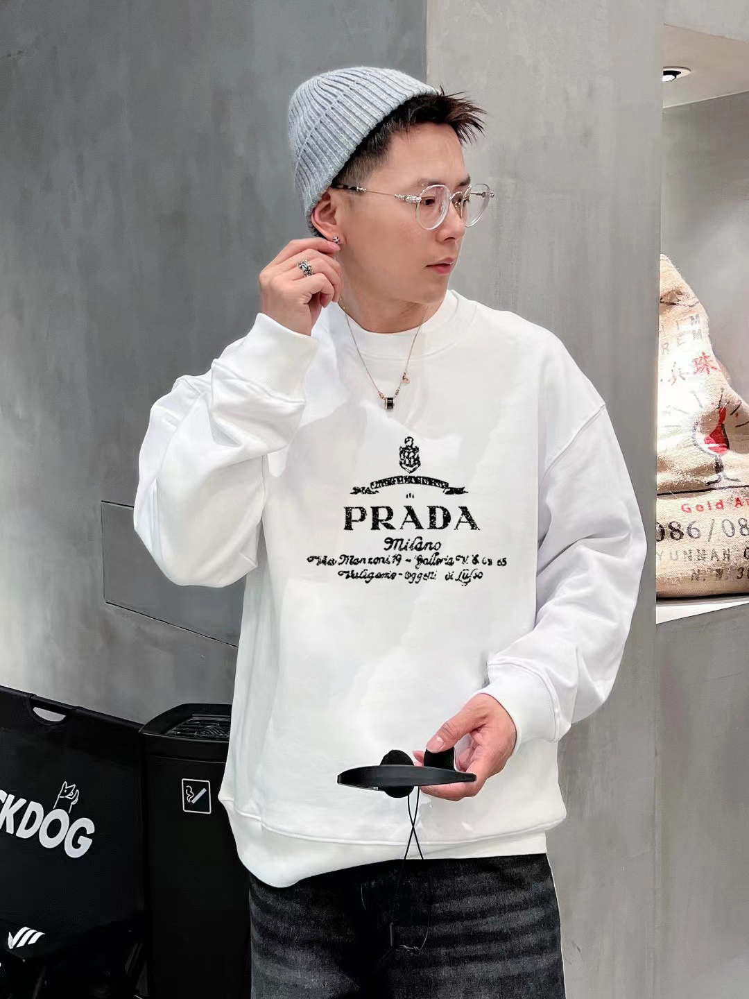 ￼ ￼ ￼ ￼ 普拉达 官网 新款字母印花双层重工字母图案不管是T桖还是卫衣都是每年的爆款单品 前幅大面