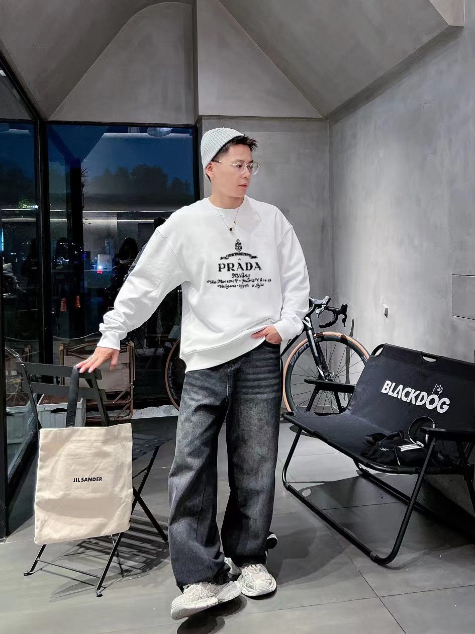 ￼ ￼ ￼ ￼ 普拉达 官网 新款字母印花双层重工字母图案不管是T桖还是卫衣都是每年的爆款单品 前幅大面