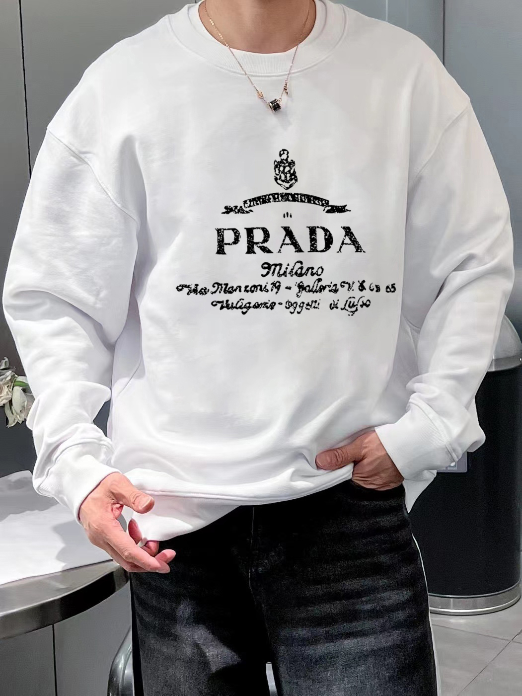 ￼ ￼ ￼ ￼ 普拉达 官网 新款字母印花双层重工字母图案不管是T桖还是卫衣都是每年的爆款单品 前幅大面