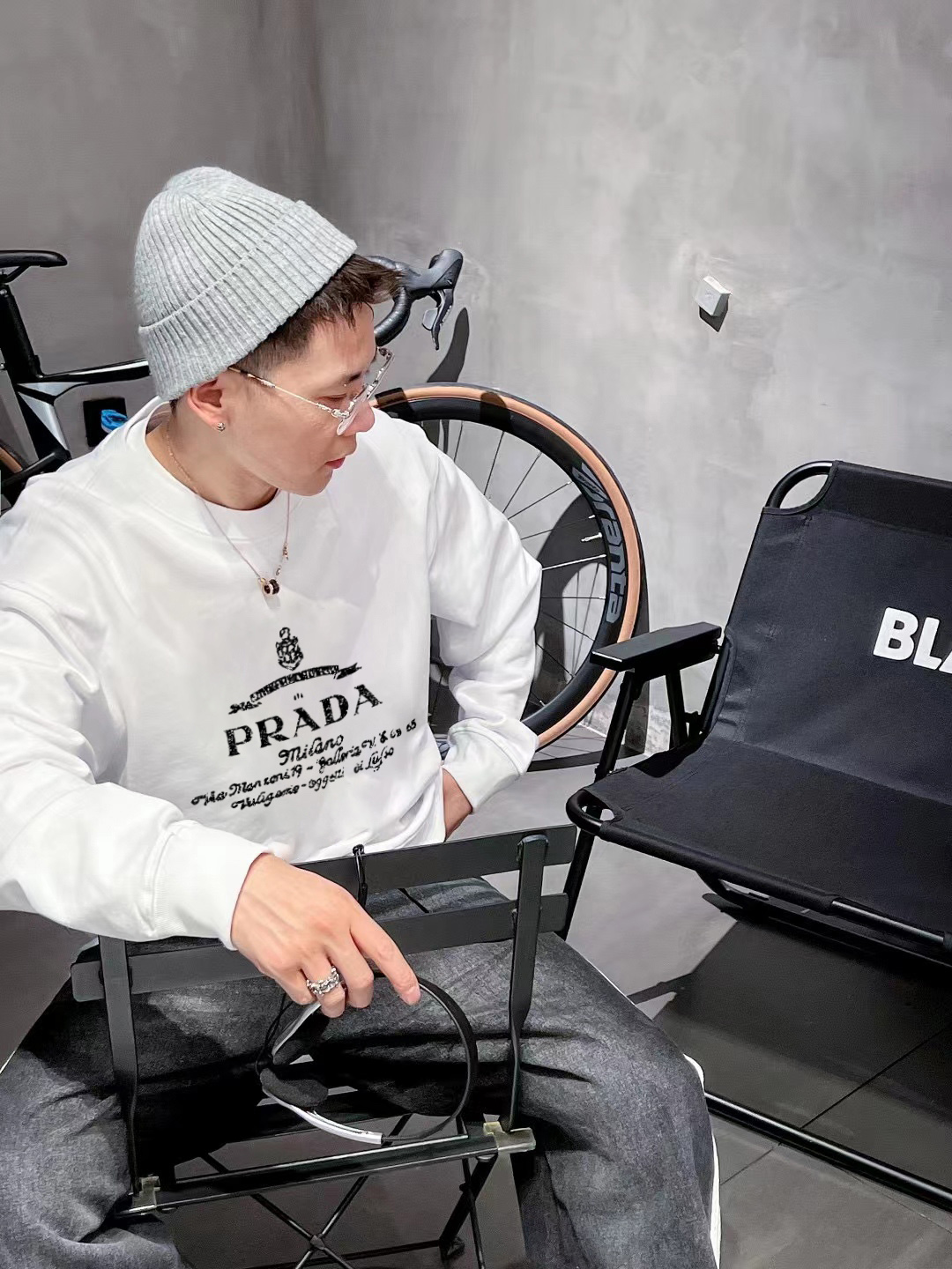 ￼ ￼ ￼ ￼ 普拉达 官网 新款字母印花双层重工字母图案不管是T桖还是卫衣都是每年的爆款单品 前幅大面