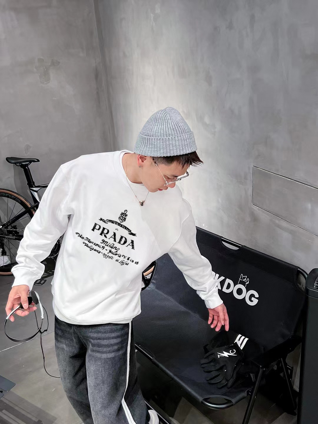 ￼ ￼ ￼ ￼ 普拉达 官网 新款字母印花双层重工字母图案不管是T桖还是卫衣都是每年的爆款单品 前幅大面