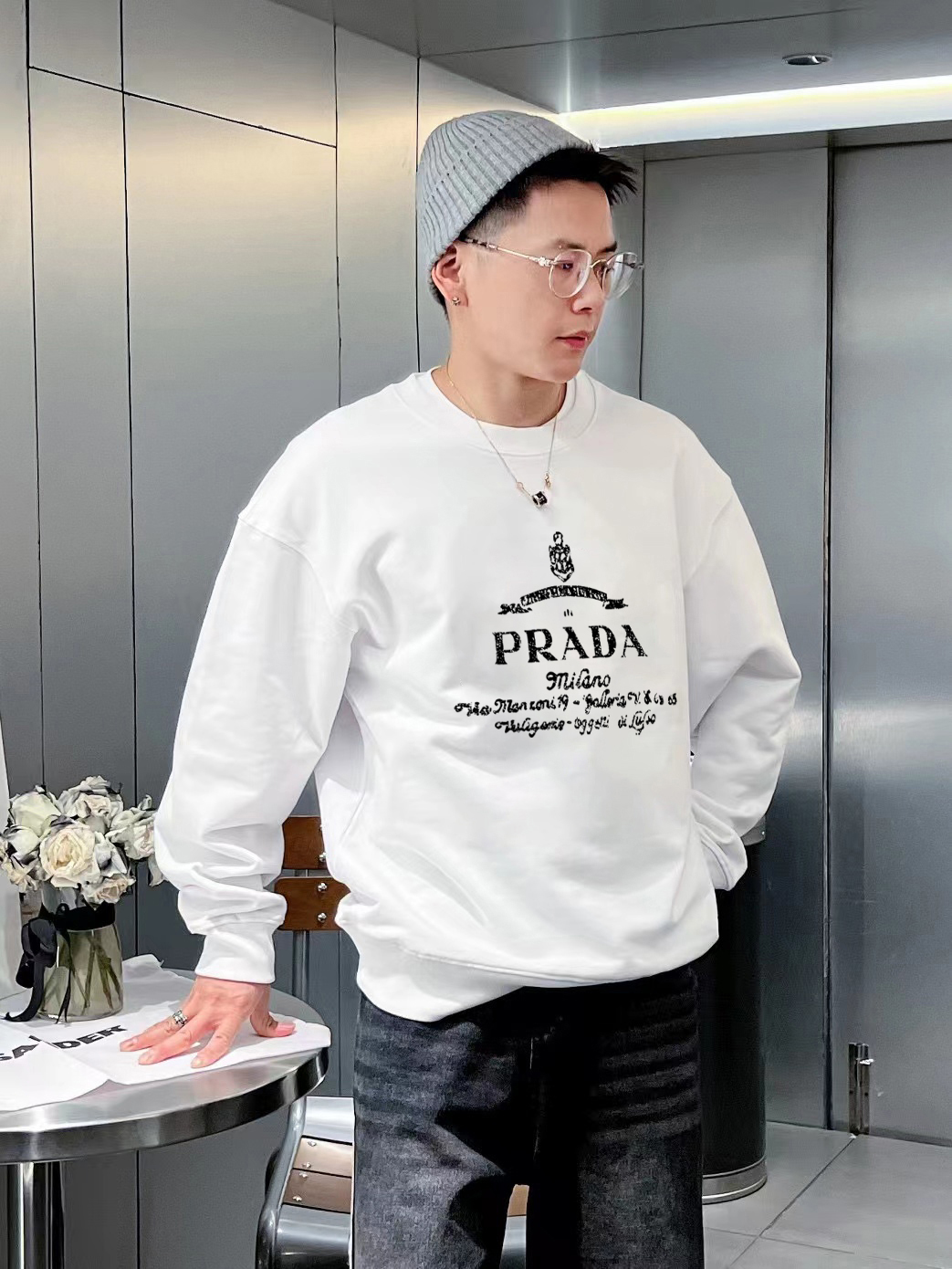 ￼ ￼ ￼ ￼ 普拉达 官网 新款字母印花双层重工字母图案不管是T桖还是卫衣都是每年的爆款单品 前幅大面