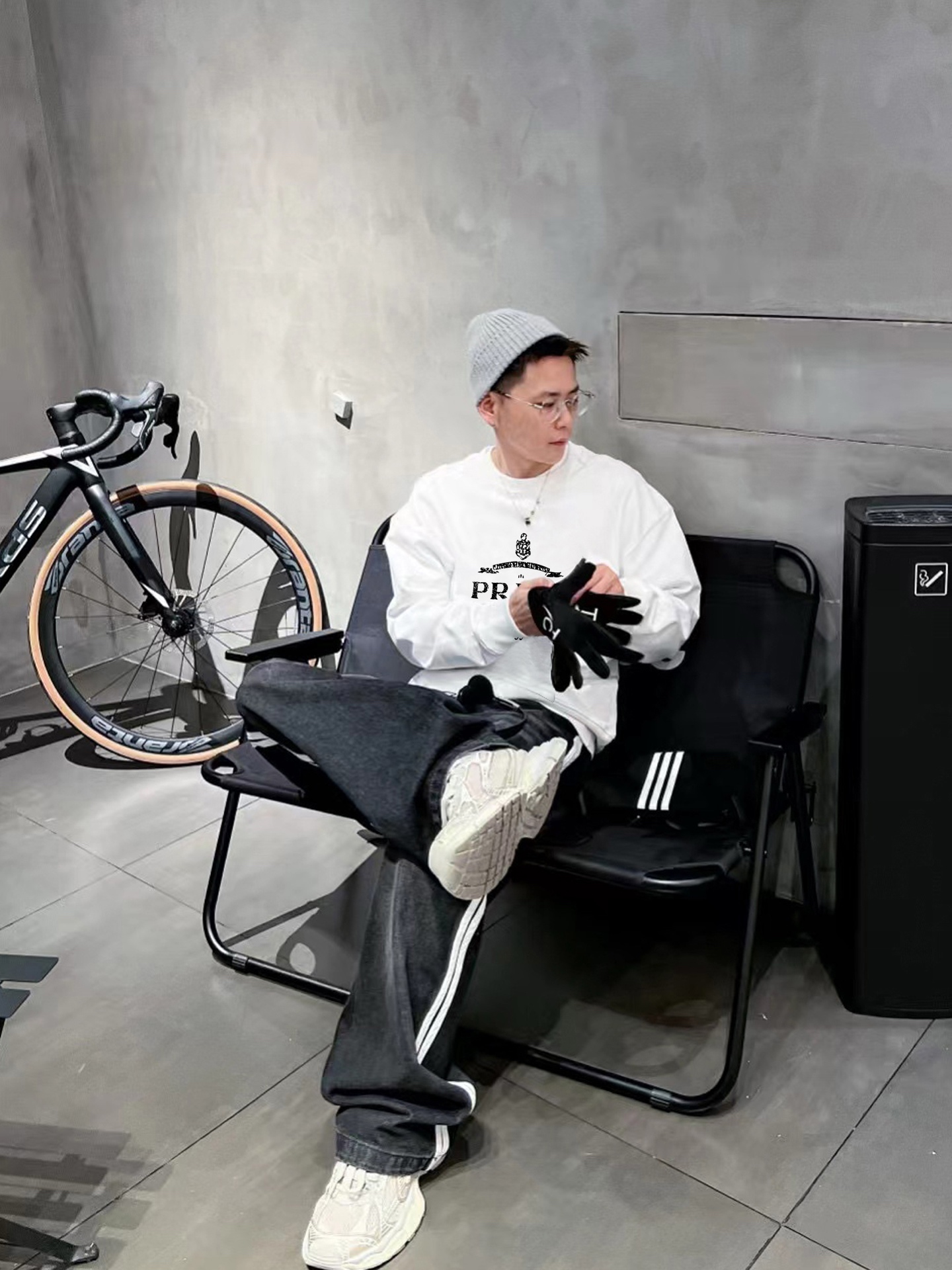 ￼ ￼ ￼ ￼ 普拉达 官网 新款字母印花双层重工字母图案不管是T桖还是卫衣都是每年的爆款单品 前幅大面