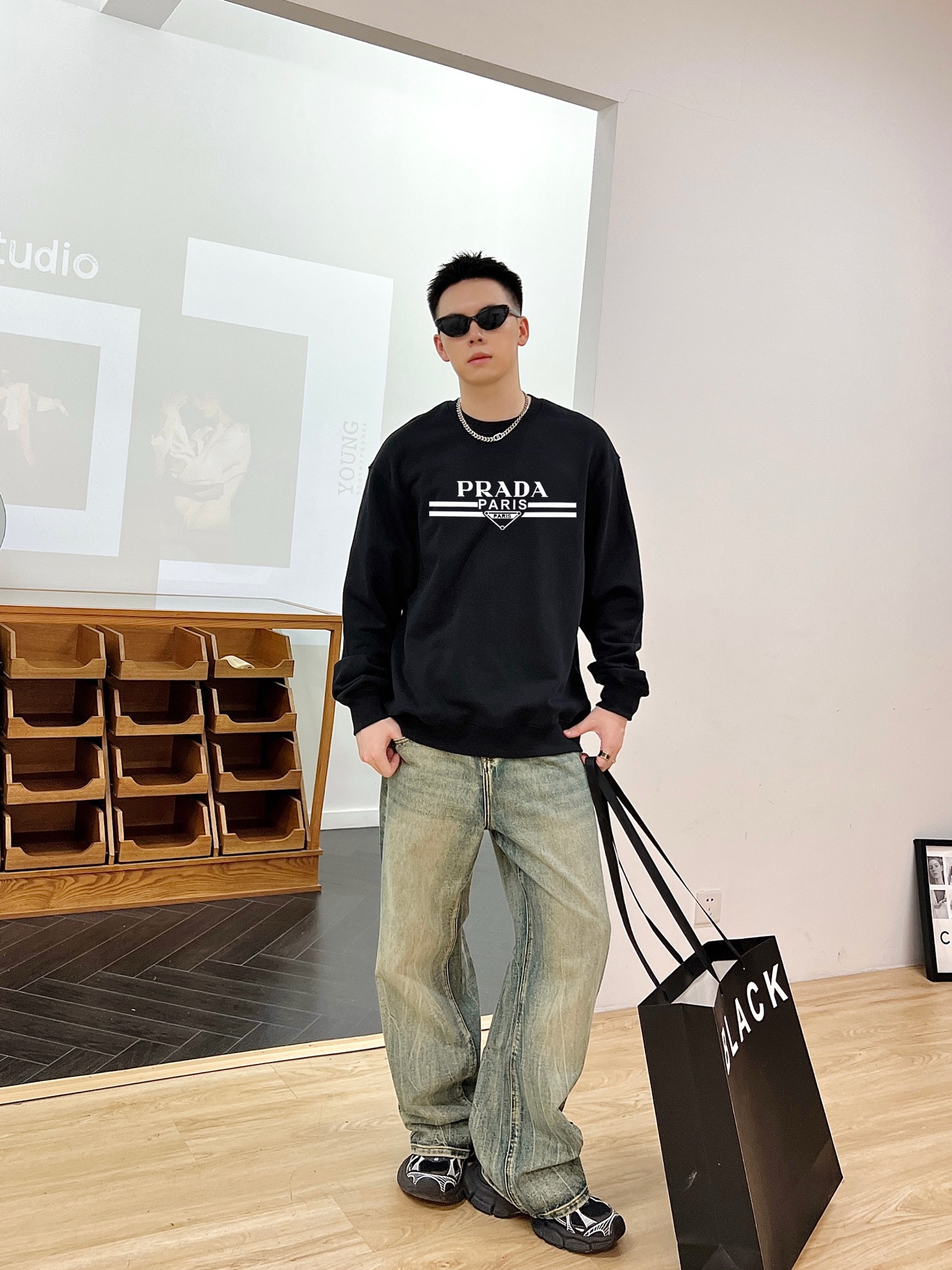 ￼ ￼ ￼ ￼ 普拉达 官网 新款字母印花双层重工字母图案不管是T桖还是卫衣都是每年的爆款单品 前幅大面