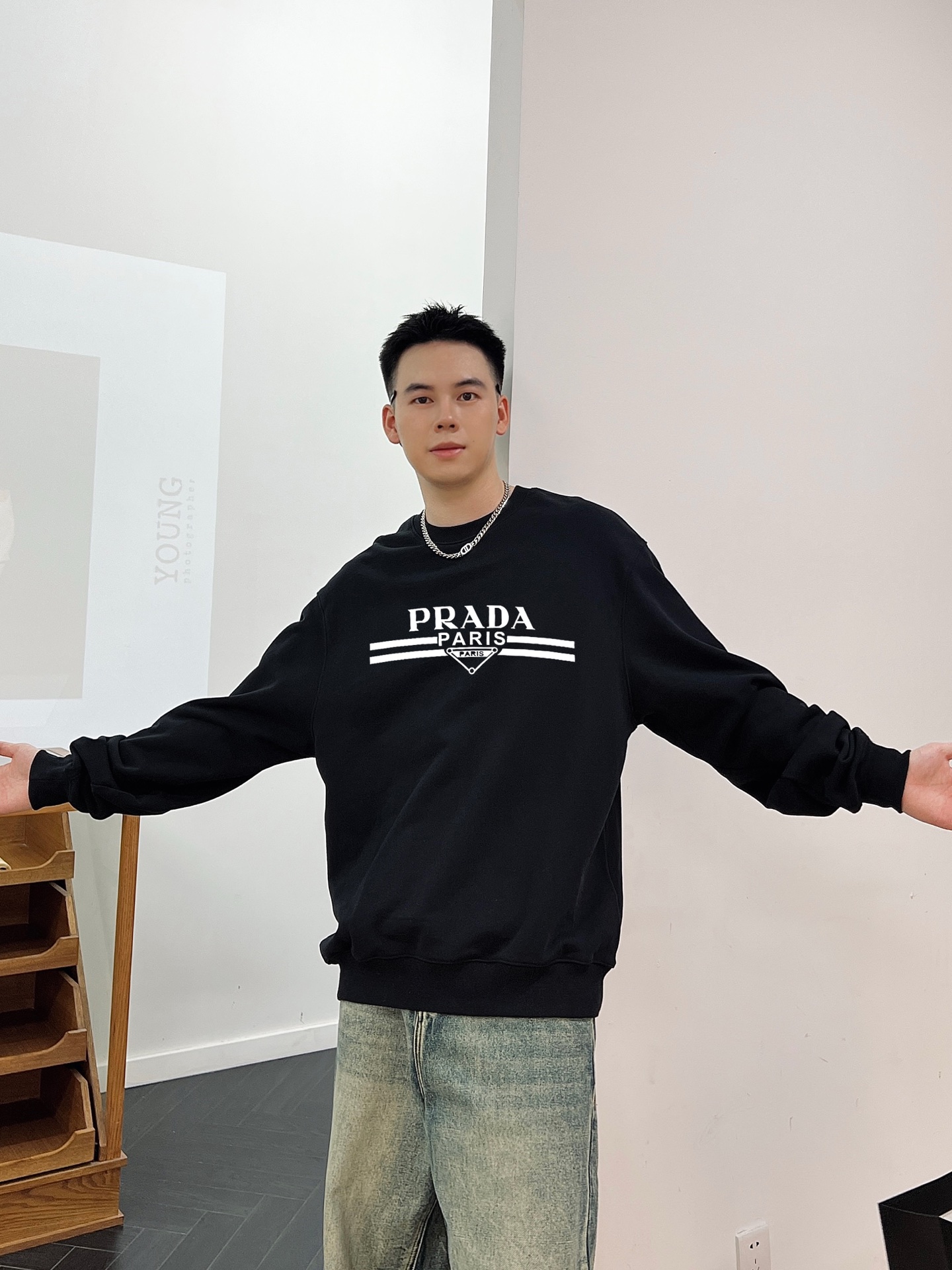 ￼ ￼ ￼ ￼ 普拉达 官网 新款字母印花双层重工字母图案不管是T桖还是卫衣都是每年的爆款单品 前幅大面