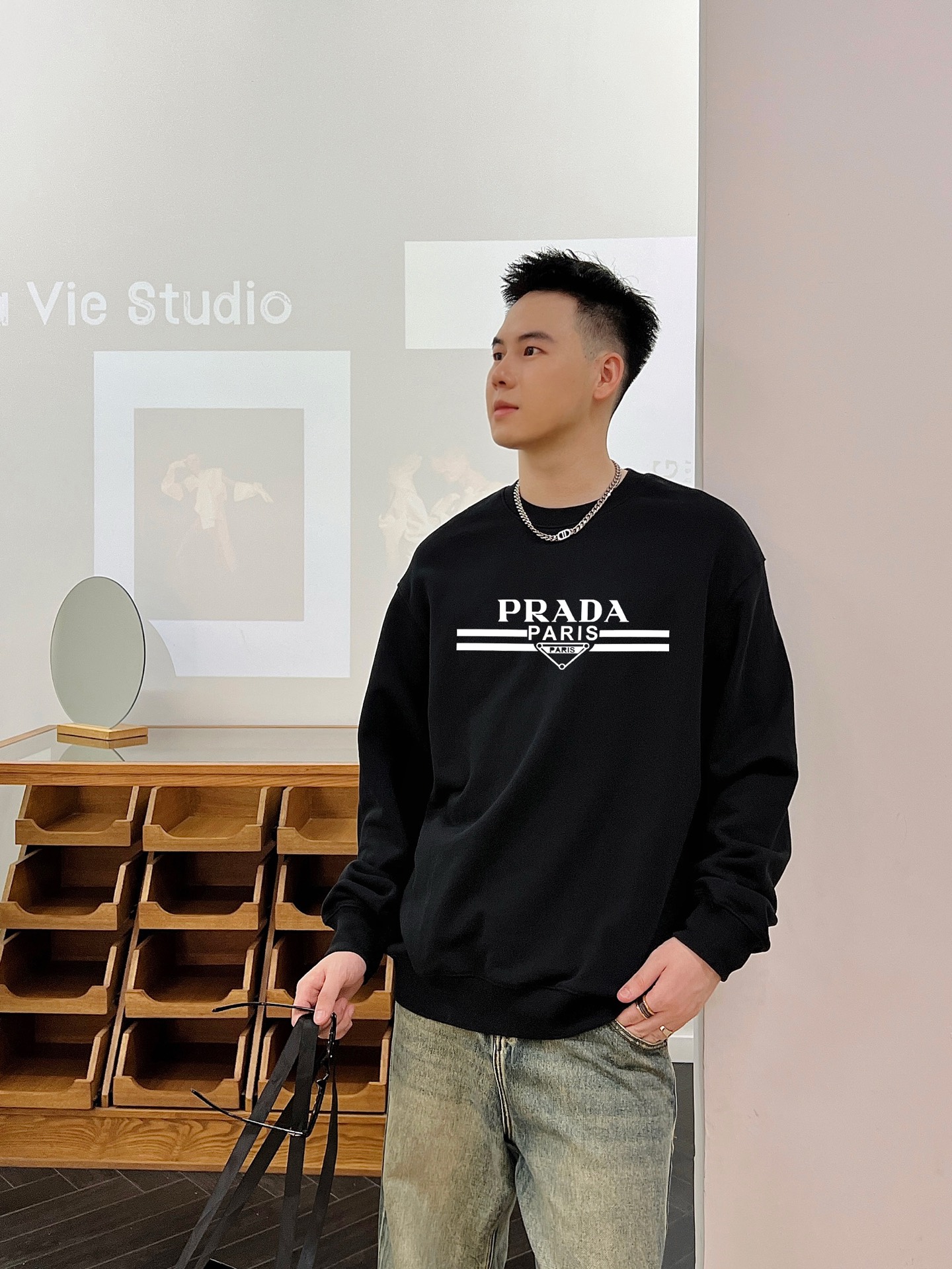 ￼ ￼ ￼ ￼ 普拉达 官网 新款字母印花双层重工字母图案不管是T桖还是卫衣都是每年的爆款单品 前幅大面