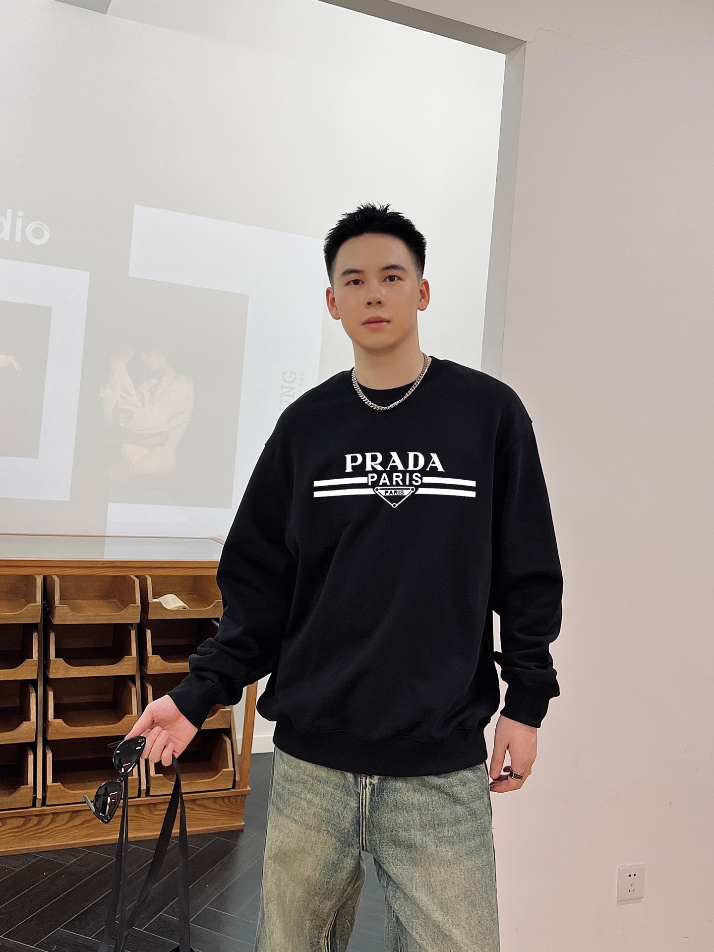 ￼ ￼ ￼ ￼ 普拉达 官网 新款字母印花双层重工字母图案不管是T桖还是卫衣都是每年的爆款单品 前幅大面