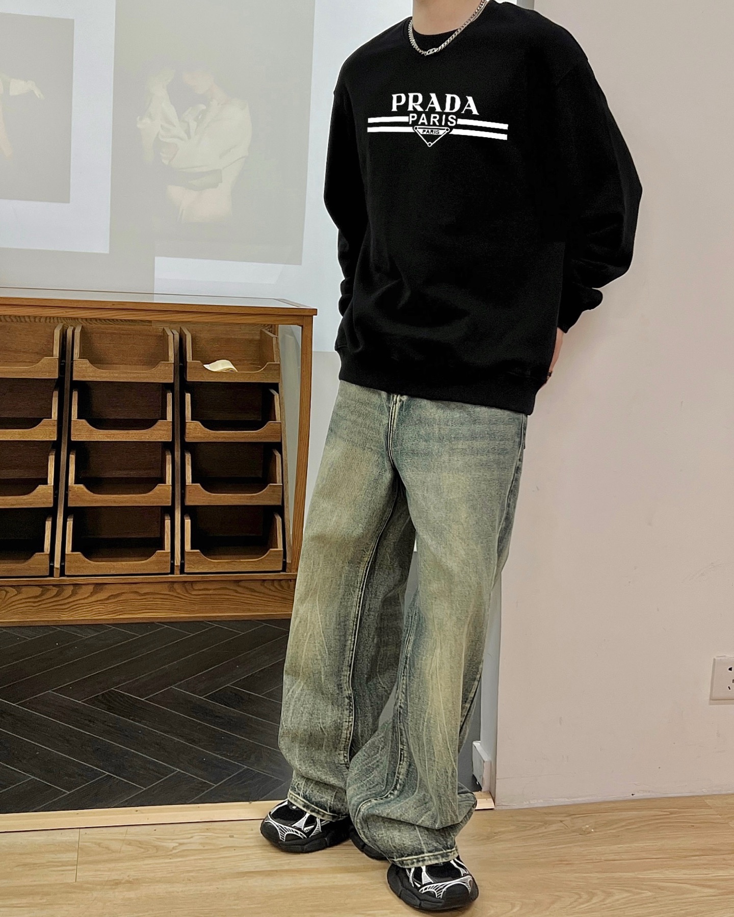 ￼ ￼ ￼ ￼ 普拉达 官网 新款字母印花双层重工字母图案不管是T桖还是卫衣都是每年的爆款单品 前幅大面