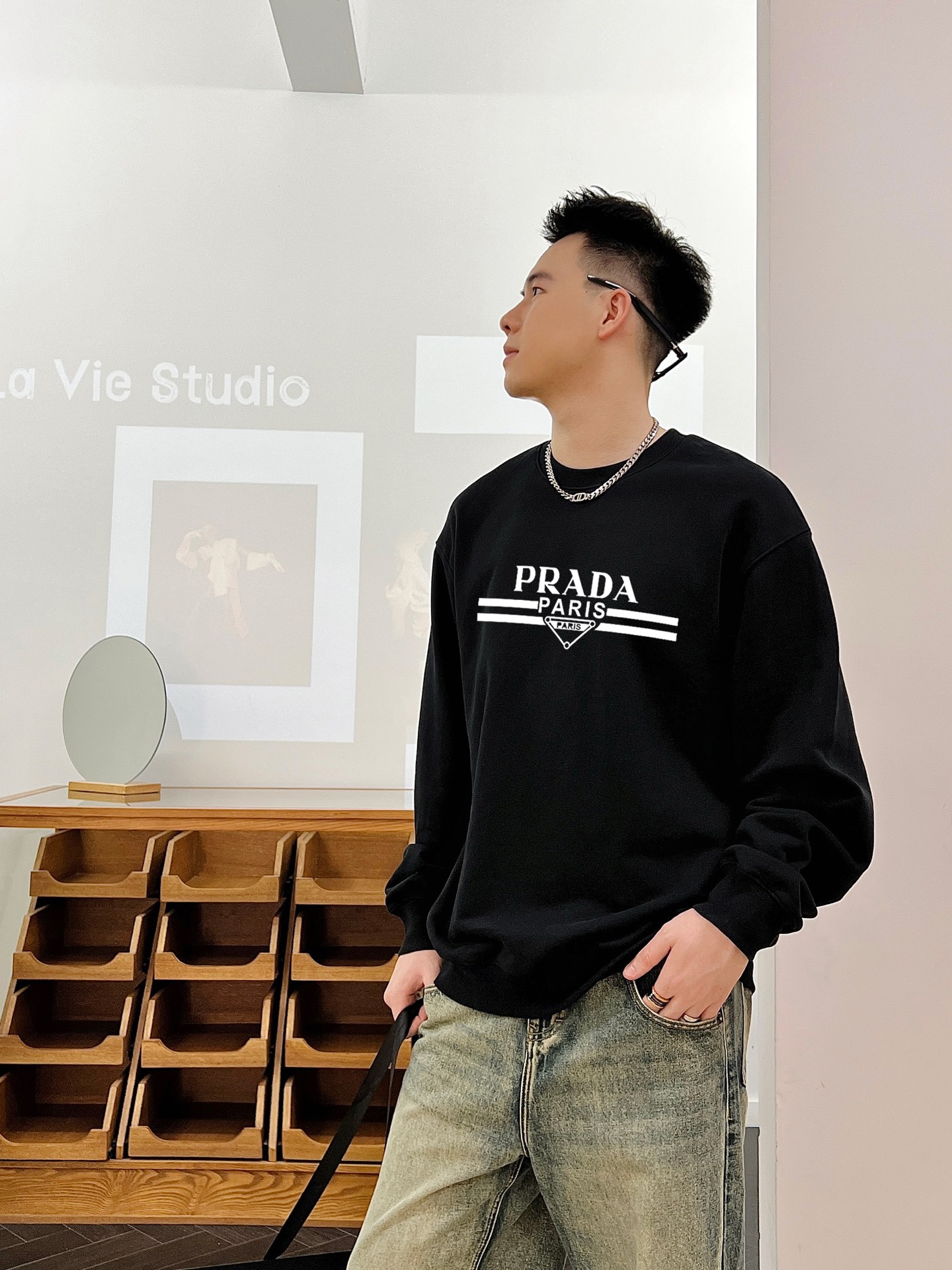 ￼ ￼ ￼ ￼ 普拉达 官网 新款字母印花双层重工字母图案不管是T桖还是卫衣都是每年的爆款单品 前幅大面