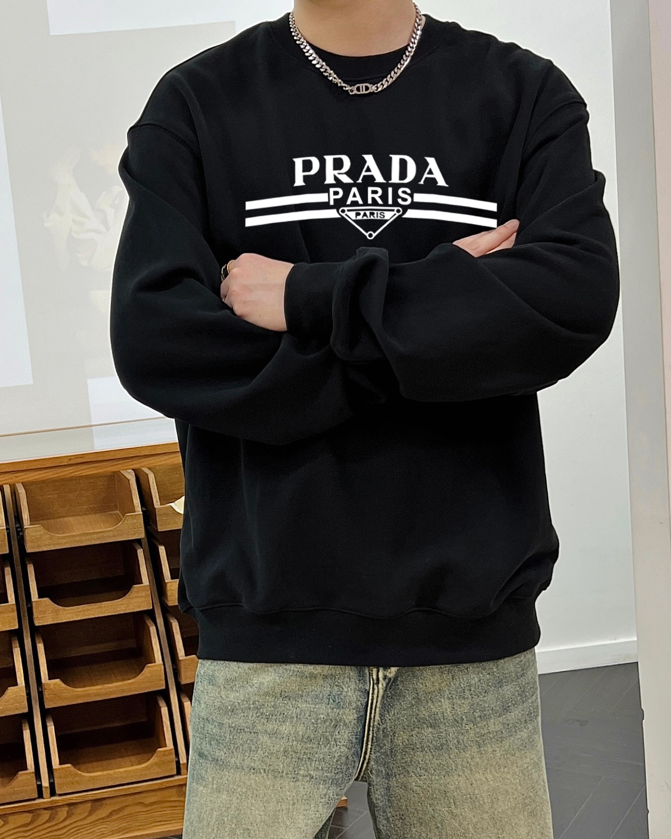 ￼ ￼ ￼ ￼ 普拉达 官网 新款字母印花双层重工字母图案不管是T桖还是卫衣都是每年的爆款单品 前幅大面