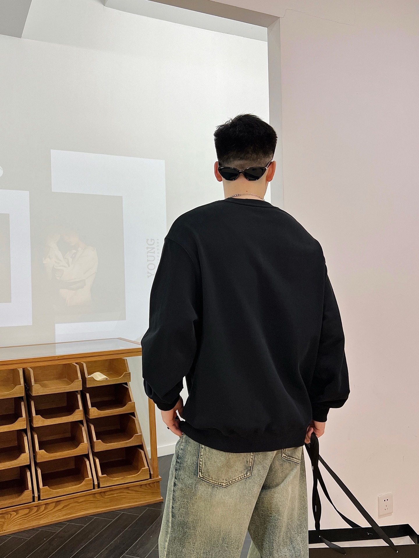 ￼ ￼ ￼ ￼ 普拉达 官网 新款字母印花双层重工字母图案不管是T桖还是卫衣都是每年的爆款单品 前幅大面