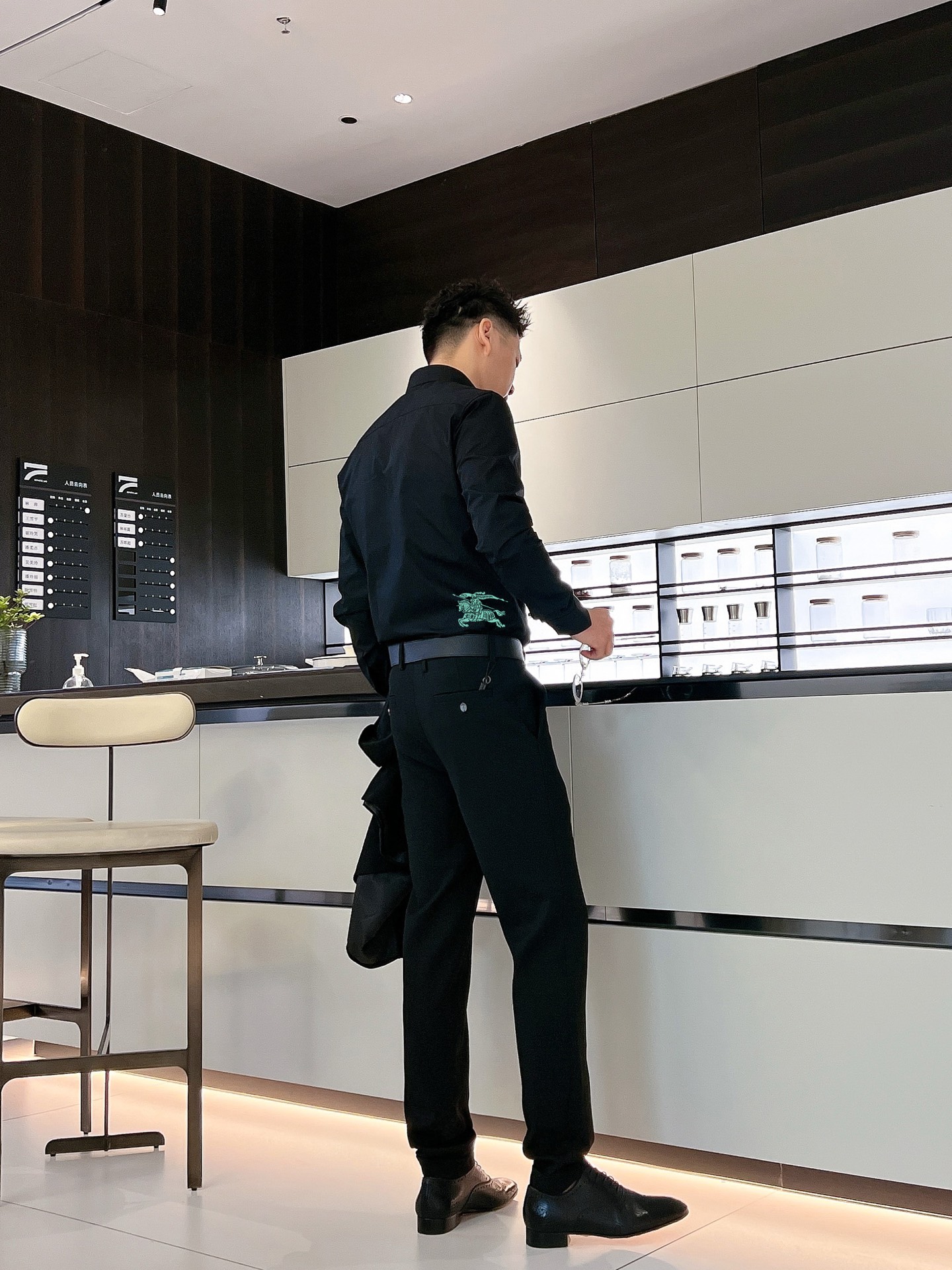 ￼ ￼ ￼ ￼ 巴宝莉 专柜最新款男士必备款长袖衬衫，100%天然棉，舒服透气，原单狠货，原版面料，柔软