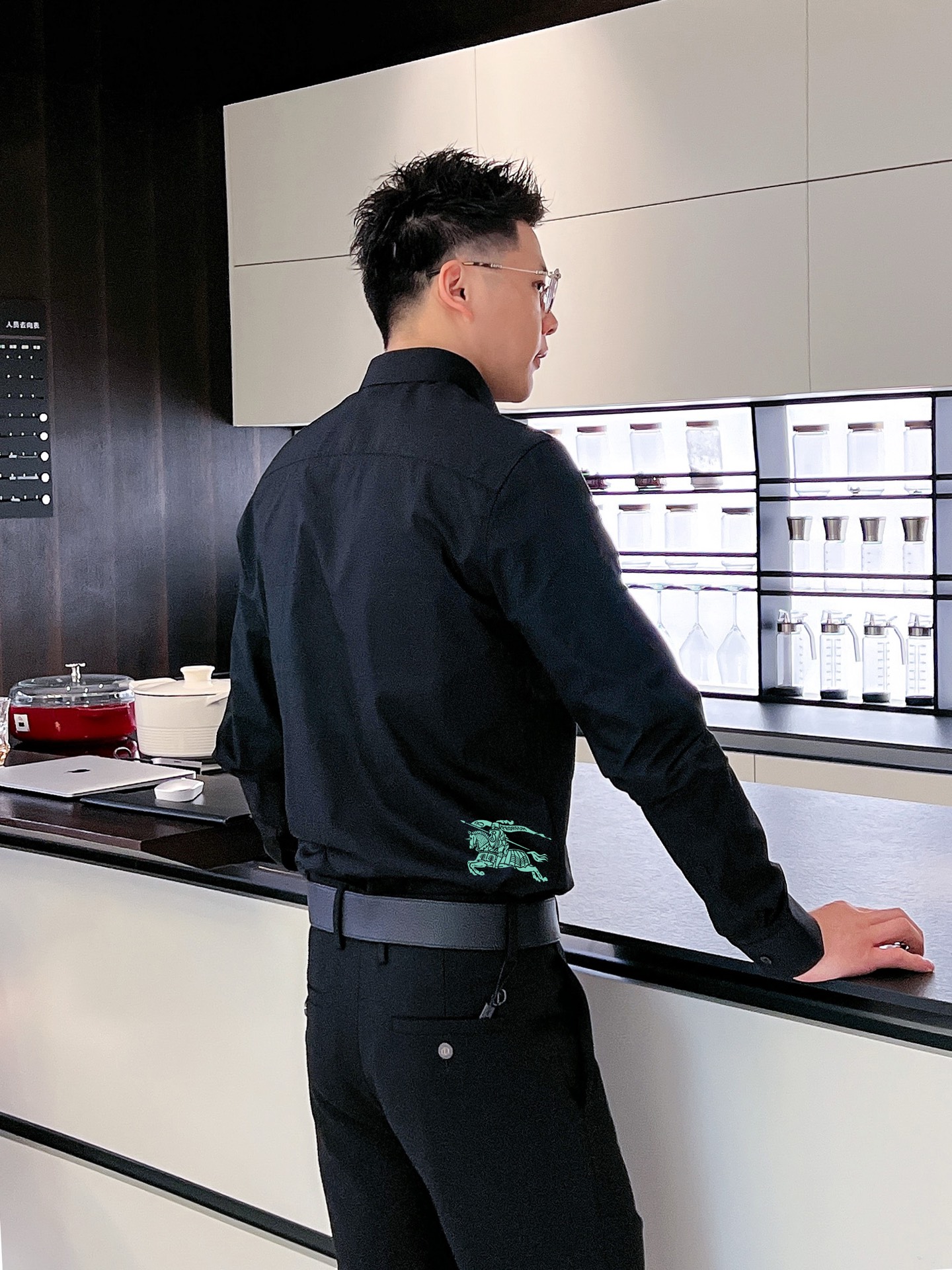 ￼ ￼ ￼ ￼ 巴宝莉 专柜最新款男士必备款长袖衬衫，100%天然棉，舒服透气，原单狠货，原版面料，柔软