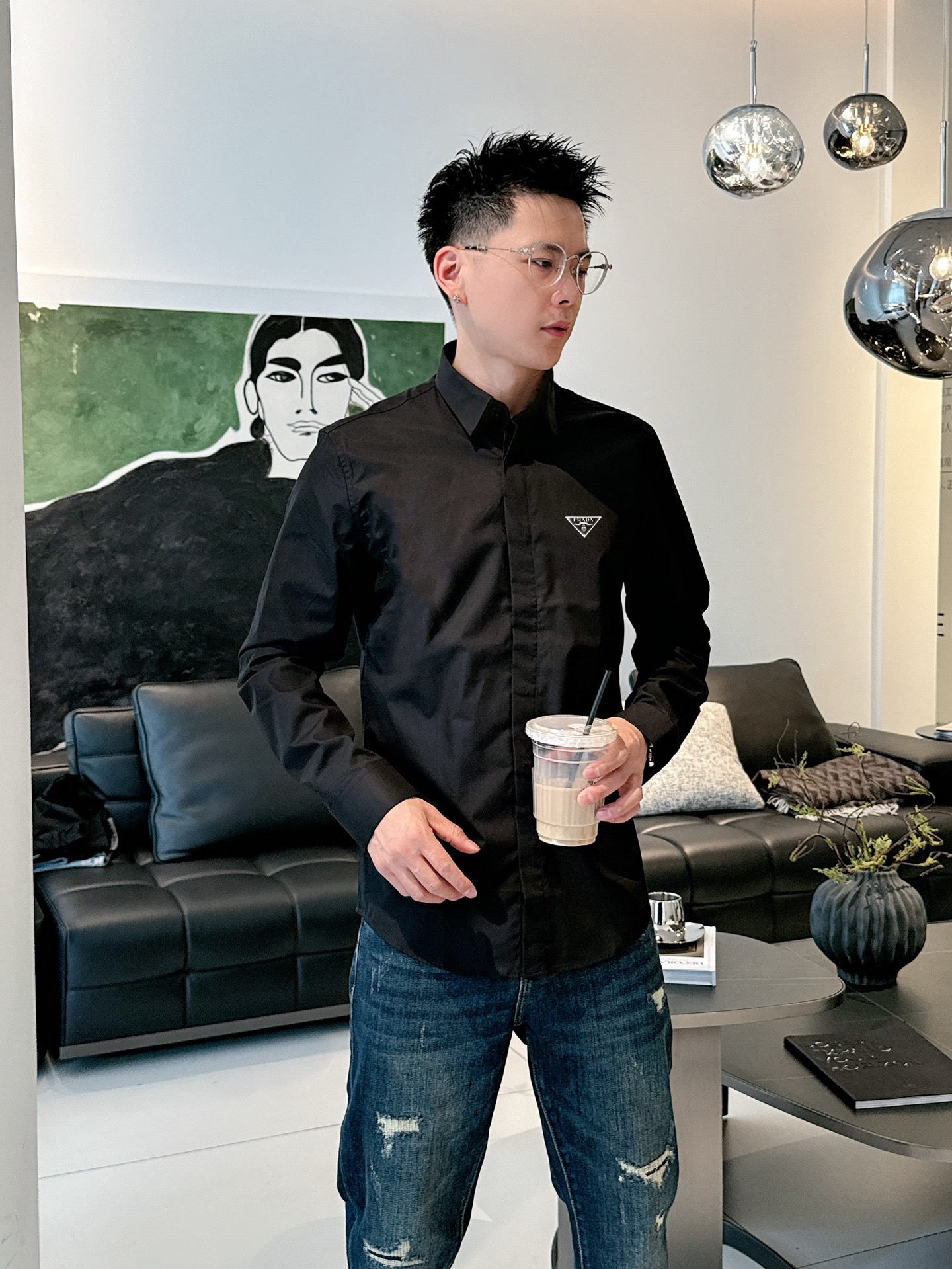 ￼ ￼ ￼ ￼ 普拉达 专柜最新款男士必备款长袖衬衫，100%天然棉，舒服透气，原单狠货，原版面料，柔软