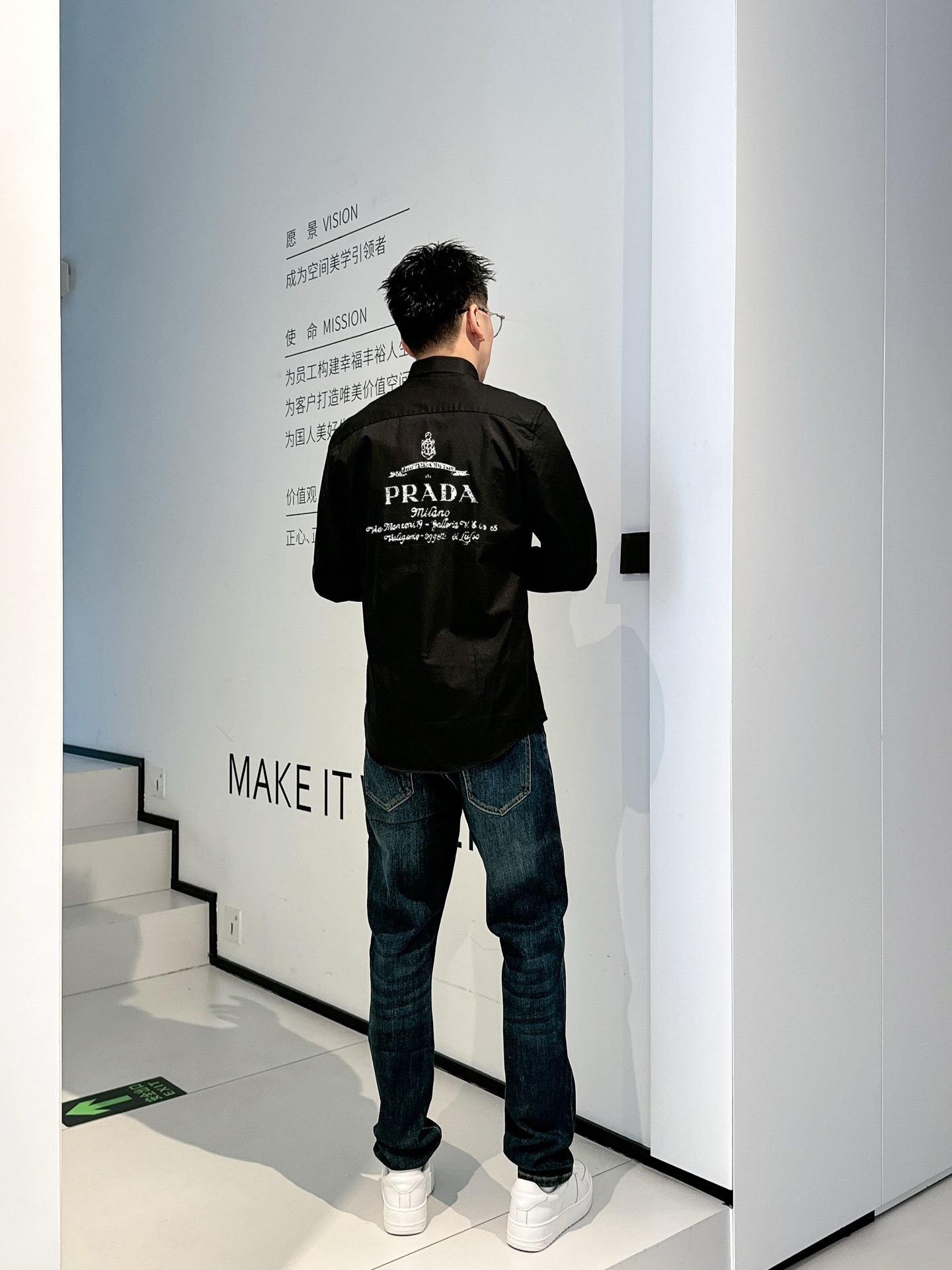 ￼ ￼ ￼ ￼ 普拉达 专柜最新款男士必备款长袖衬衫，100%天然棉，舒服透气，原单狠货，原版面料，柔软