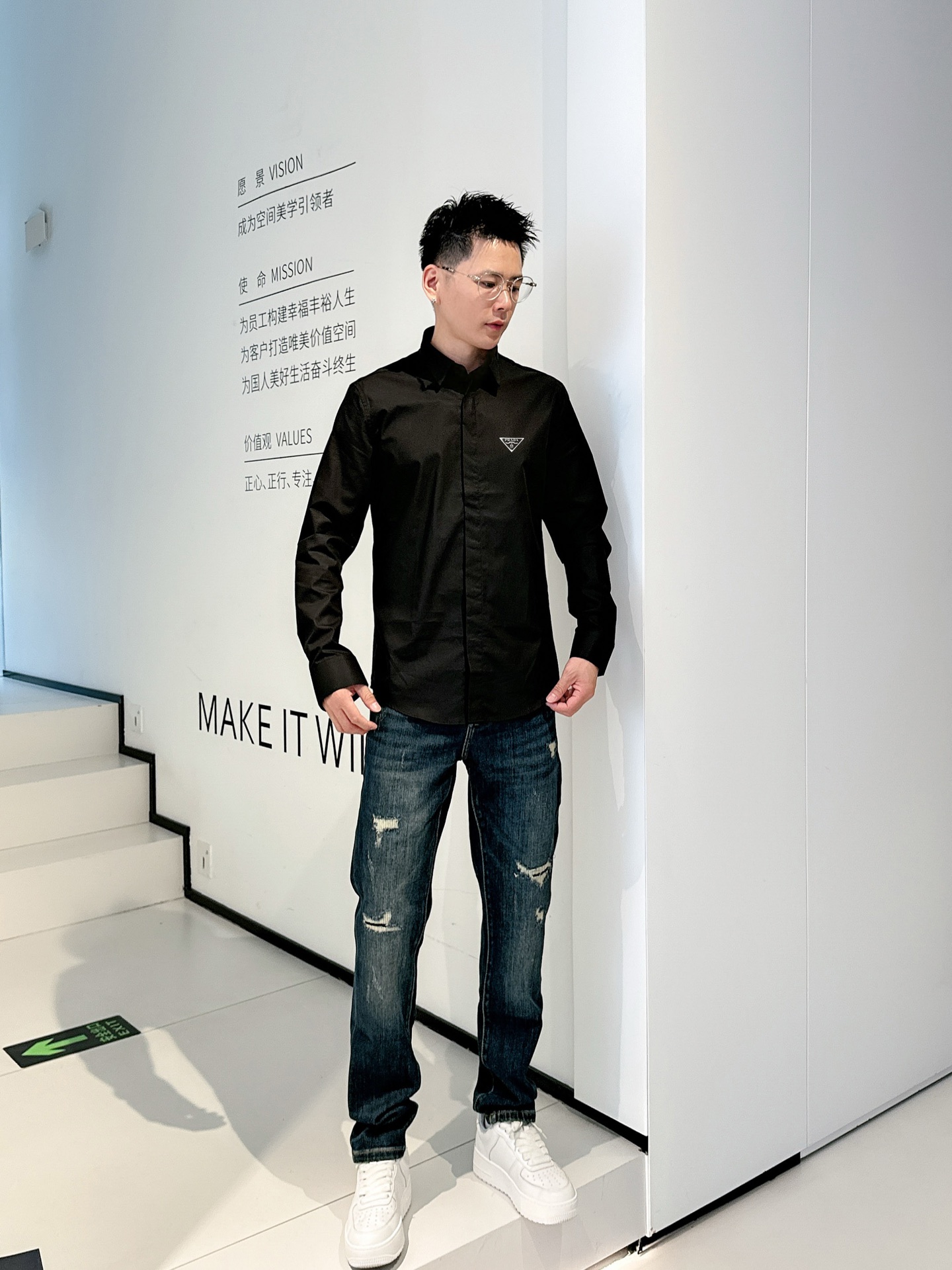 ￼ ￼ ￼ ￼ 普拉达 专柜最新款男士必备款长袖衬衫，100%天然棉，舒服透气，原单狠货，原版面料，柔软