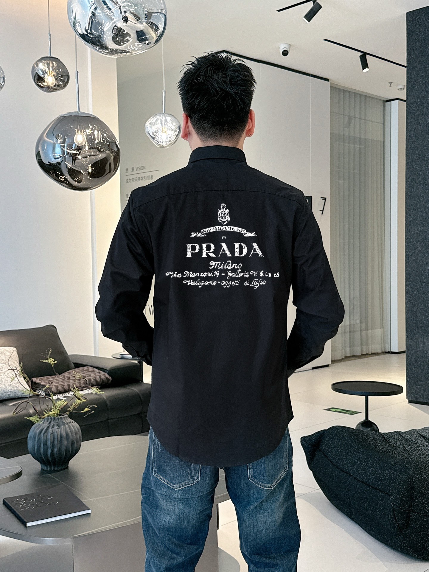 ￼ ￼ ￼ ￼ 普拉达 专柜最新款男士必备款长袖衬衫，100%天然棉，舒服透气，原单狠货，原版面料，柔软