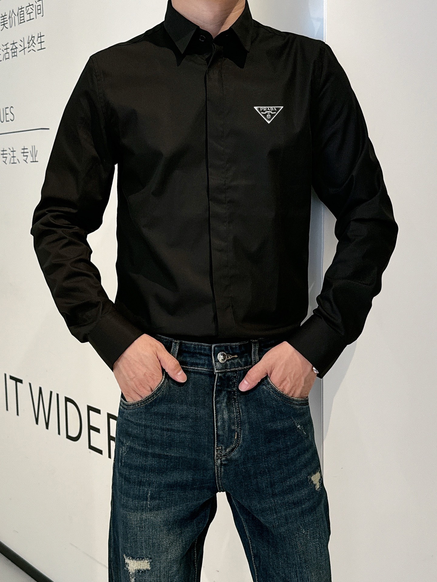 ￼ ￼ ￼ ￼ 普拉达 专柜最新款男士必备款长袖衬衫，100%天然棉，舒服透气，原单狠货，原版面料，柔软