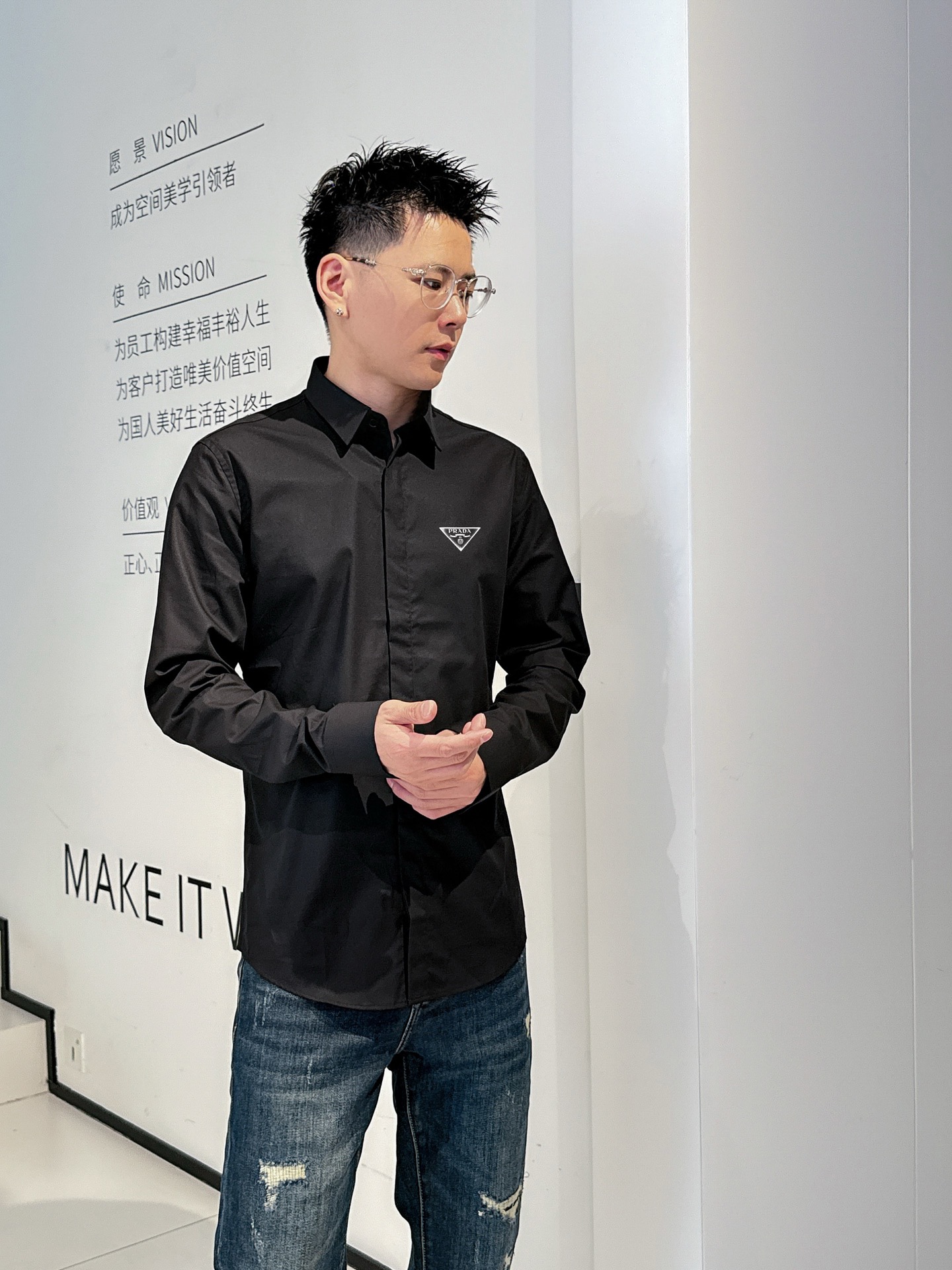 ￼ ￼ ￼ ￼ 普拉达 专柜最新款男士必备款长袖衬衫，100%天然棉，舒服透气，原单狠货，原版面料，柔软