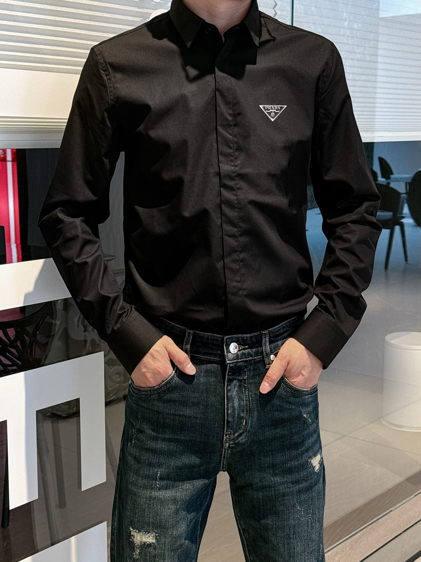 ￼ ￼ ￼ ￼ 普拉达 专柜最新款男士必备款长袖衬衫，100%天然棉，舒服透气，原单狠货，原版面料，柔软