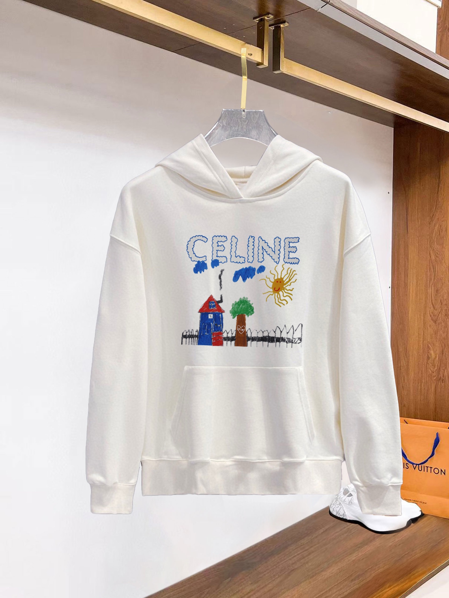 NO:525281,Celine official website The new letter printing double-layer heavy-duty letter pattern is a hot item every year, whether it is a T-pattern or a sweatshirt. The front large-area printing is direct sprayed by Dakangli digital printing machine. The cost is extremely high. After many debugging and shaping, the color difference is restored to nearly 99% from the original version. Different from the market garbage offset printing version. Super labor-intensive. The fabric is exclusively customized and dyed 400 grams. Cotton double strands. Kangaroo bag design elements. Trendy men and women. M (90-125 catties) L (125-145 catties) XL (145-165 catties) XXL (165-185 catties) XXXL (185-200 catties) like super loose. Take a big size. The same style for men and women, celine, hoodie, sweatshirts, alexander wang19860909Celine 官网 新款字母印花双层重工字母图案不管是T桖还是卫衣都是每年的爆款单品 前幅大面积印花采用大康丽数码印花机直喷 成本极高 经过多次的调试打版图案色差还原度与原版接近百分之99 区别市场垃圾胶印版本 超级费工时 面料采用独家定制定染400克 棉双股 袋鼠兜设计元素 潮男潮女 M（90-125斤）L（125-145斤）XL（145-165斤）XXL（165-185斤）XXXL（185-200斤）喜欢超宽松 往大一码拍 男女同款,,celine,hoodie,sweatshirts,alexander wang,Men's clothing