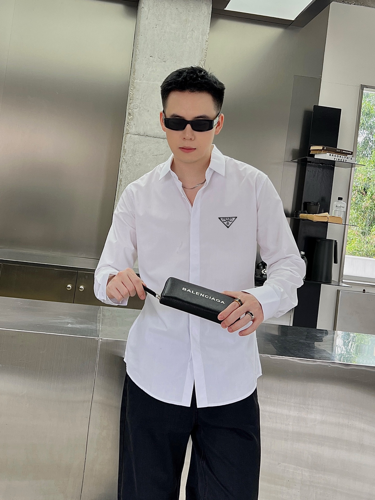 ￼ ￼ ￼ ￼ 普拉达 专柜最新款男士必备款长袖衬衫，100%天然棉，舒服透气，原单狠货，原版面料，柔软