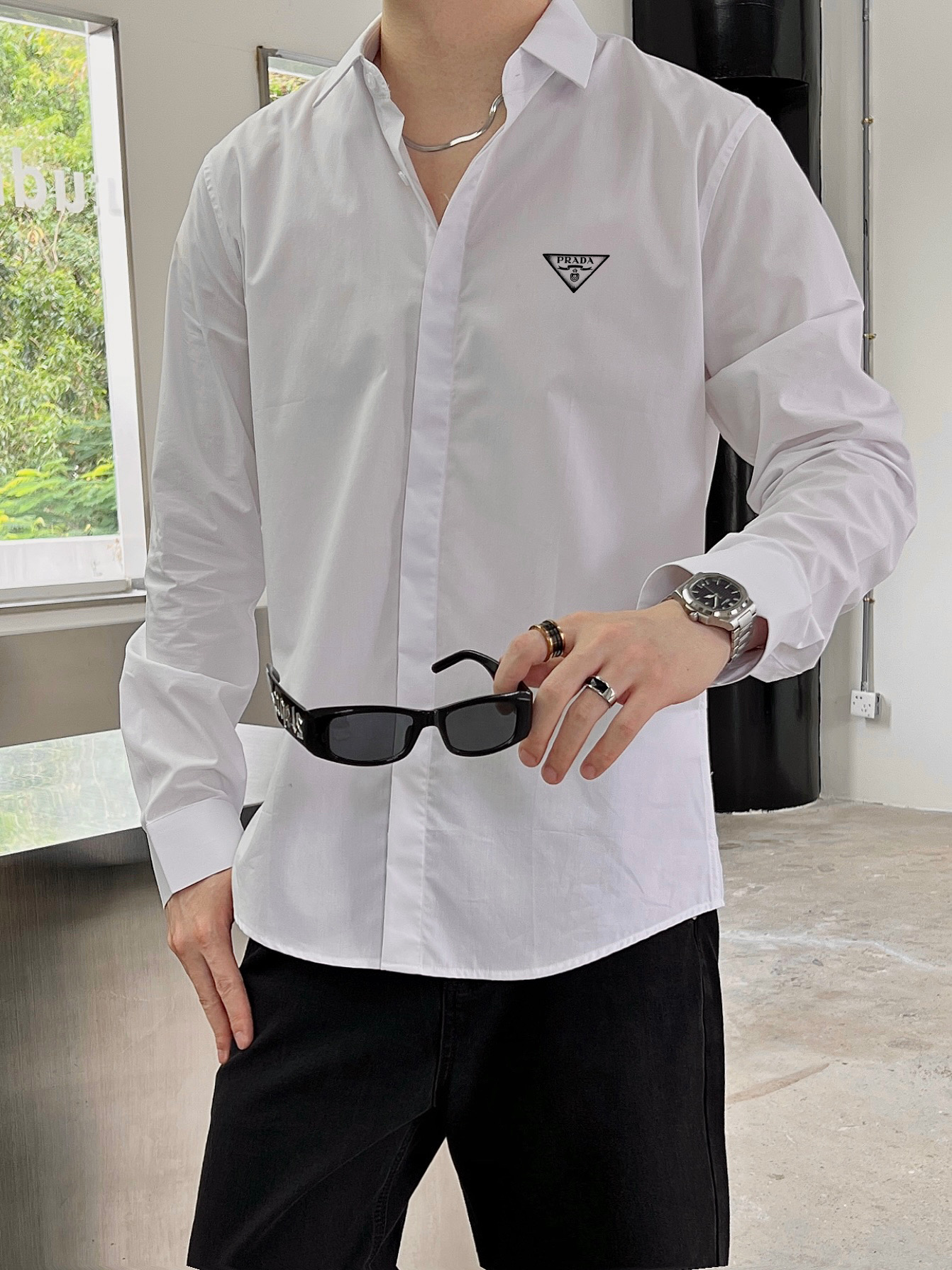 ￼ ￼ ￼ ￼ 普拉达 专柜最新款男士必备款长袖衬衫，100%天然棉，舒服透气，原单狠货，原版面料，柔软