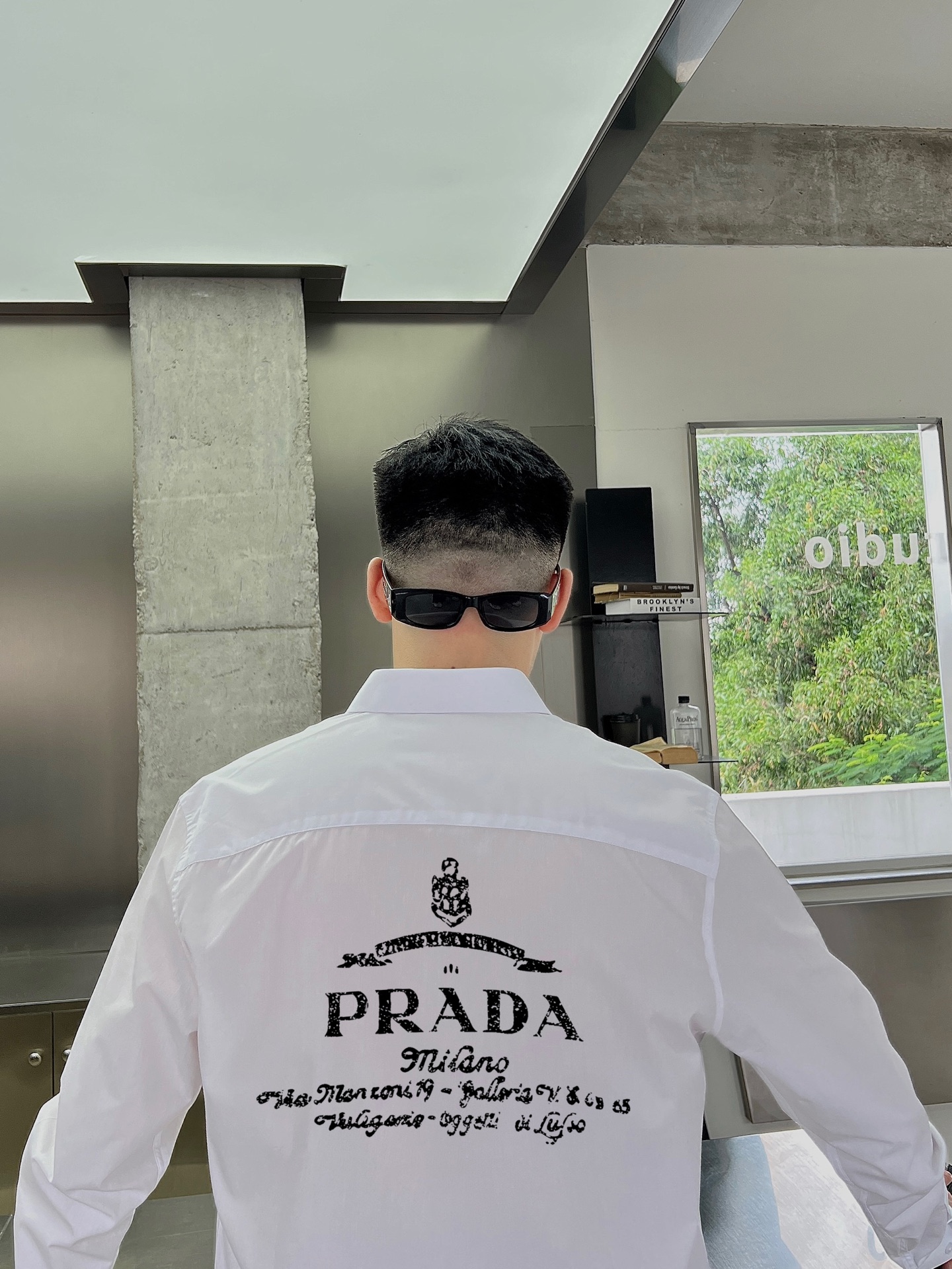 ￼ ￼ ￼ ￼ 普拉达 专柜最新款男士必备款长袖衬衫，100%天然棉，舒服透气，原单狠货，原版面料，柔软
