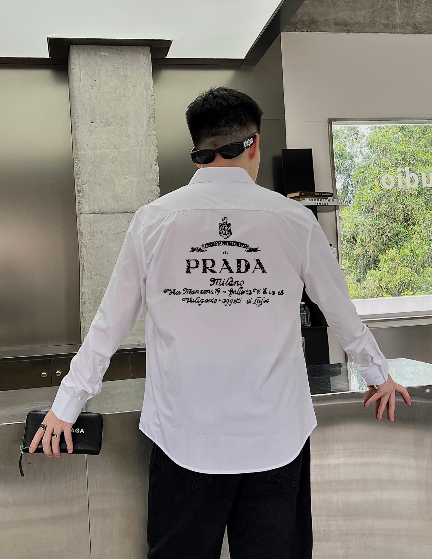 ￼ ￼ ￼ ￼ 普拉达 专柜最新款男士必备款长袖衬衫，100%天然棉，舒服透气，原单狠货，原版面料，柔软