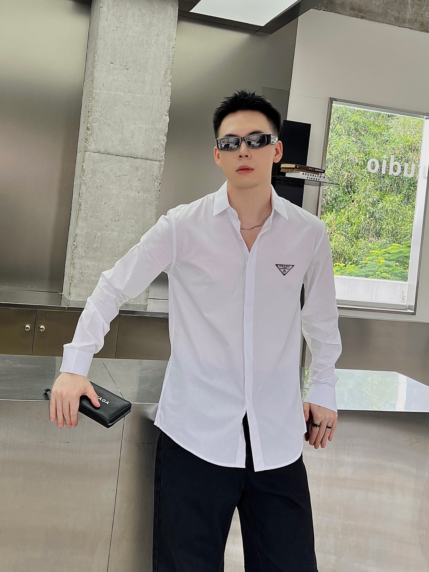 ￼ ￼ ￼ ￼ 普拉达 专柜最新款男士必备款长袖衬衫，100%天然棉，舒服透气，原单狠货，原版面料，柔软