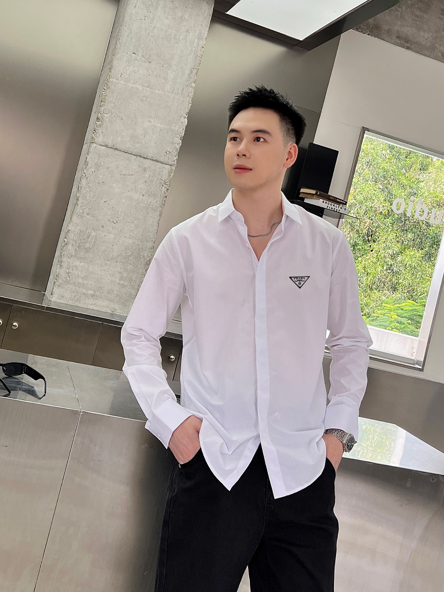 ￼ ￼ ￼ ￼ 普拉达 专柜最新款男士必备款长袖衬衫，100%天然棉，舒服透气，原单狠货，原版面料，柔软