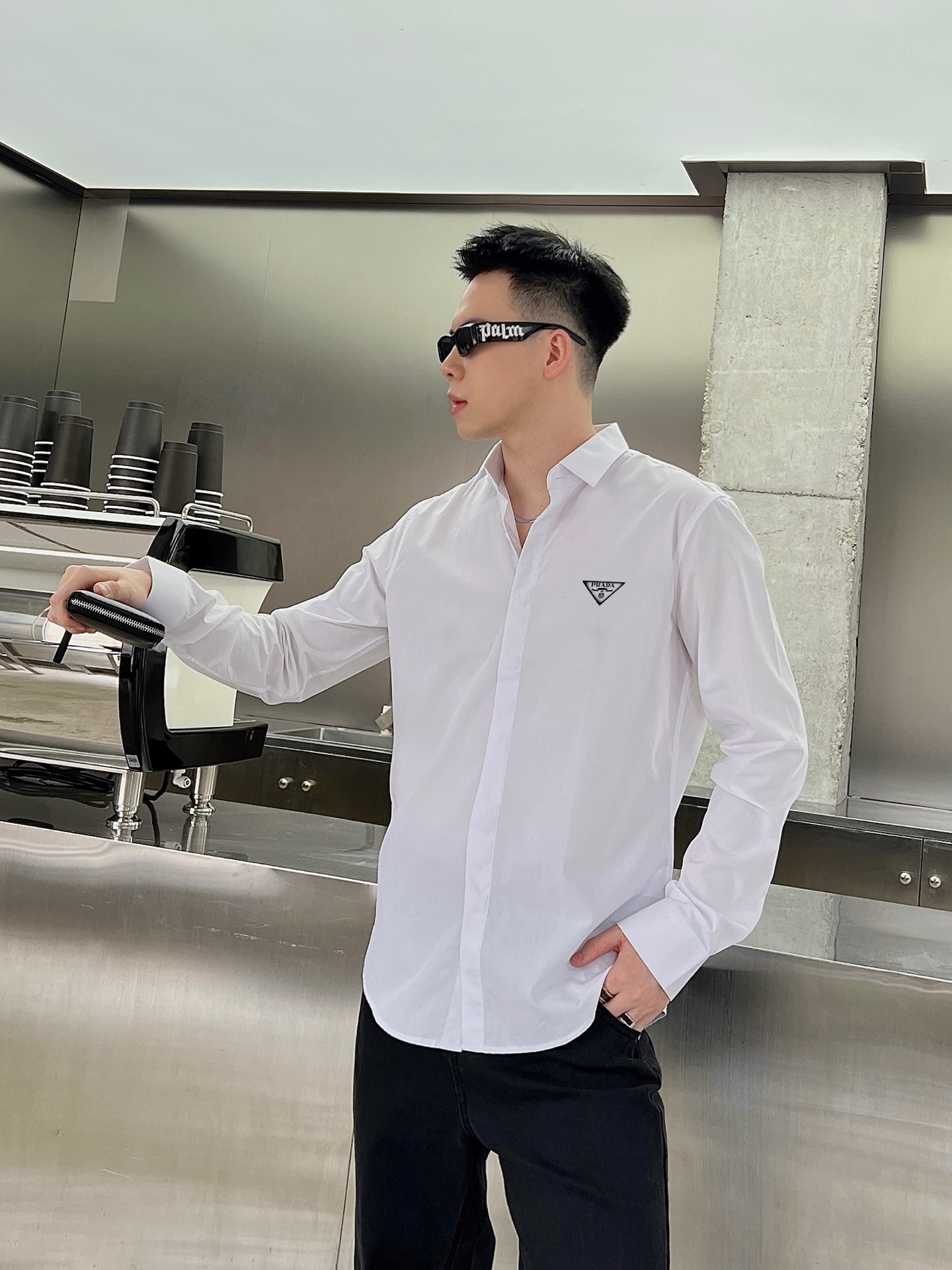 ￼ ￼ ￼ ￼ 普拉达 专柜最新款男士必备款长袖衬衫，100%天然棉，舒服透气，原单狠货，原版面料，柔软