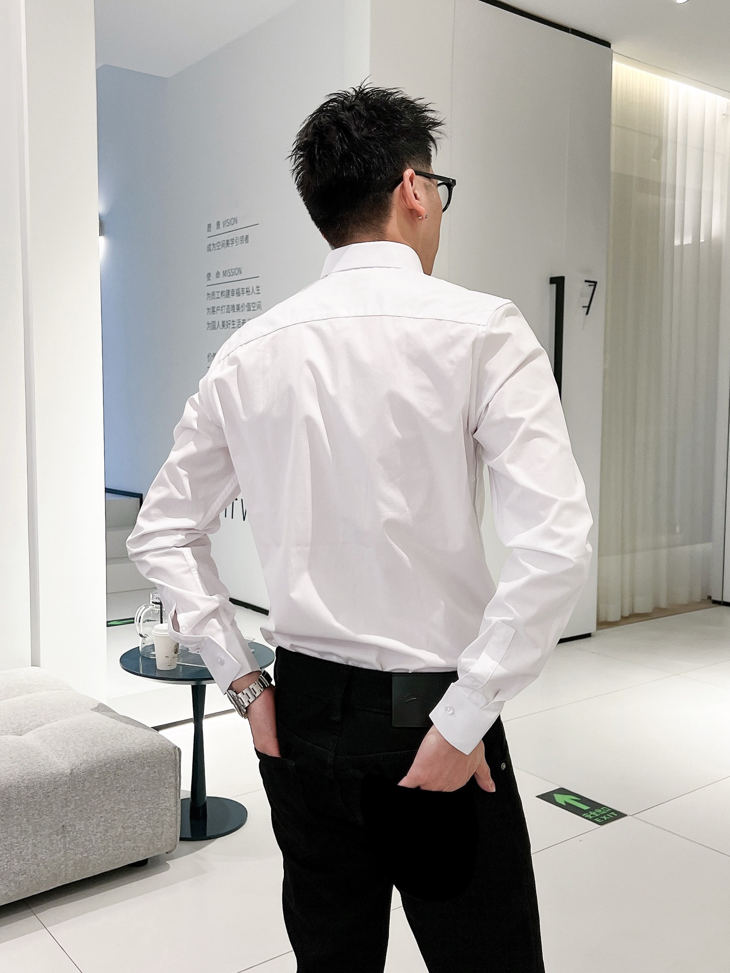 ￼ ￼ ￼ ￼ 普拉达 专柜最新款男士必备款长袖衬衫，100%天然棉，舒服透气，原单狠货，原版面料，柔软