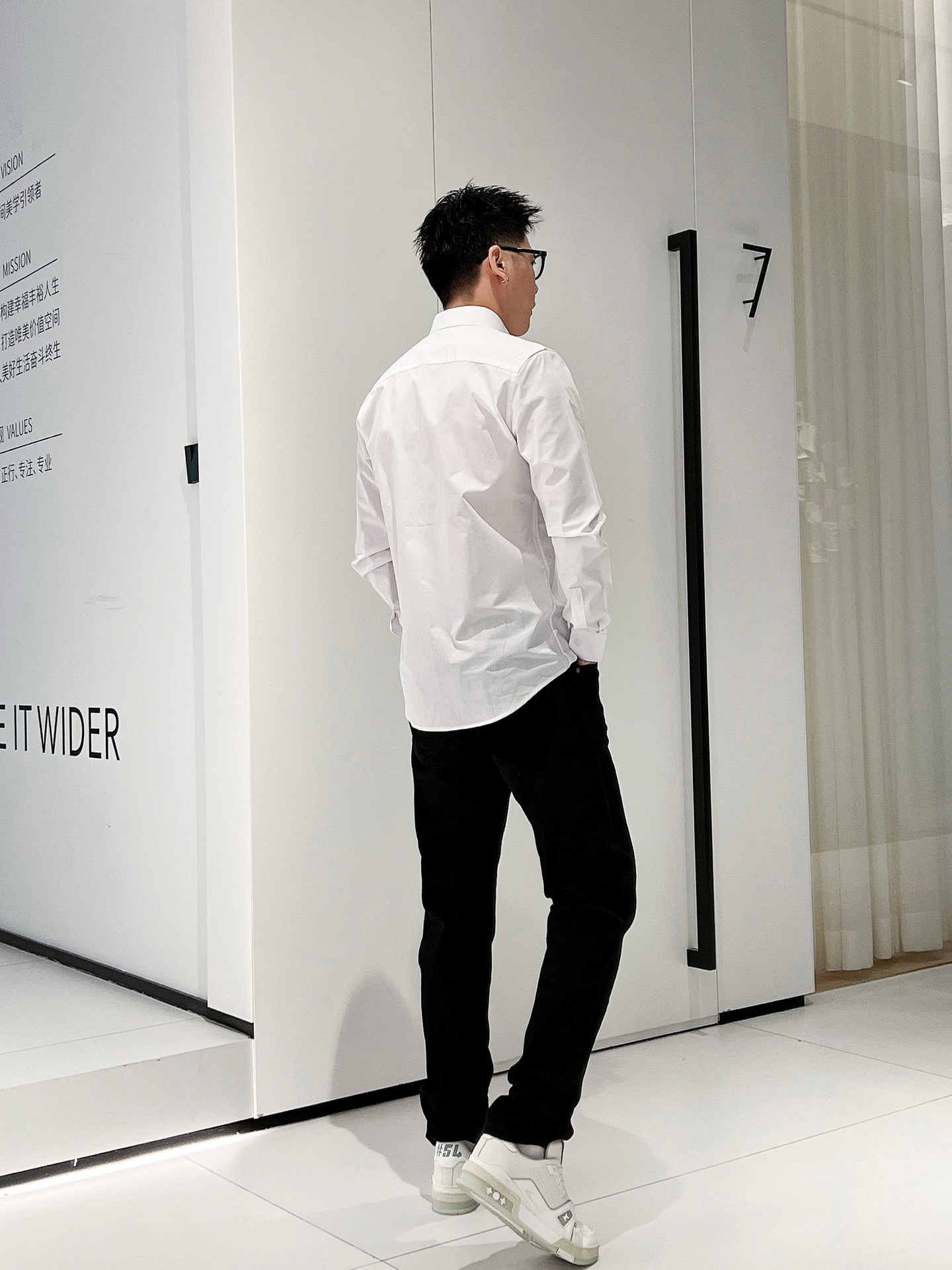 ￼ ￼ ￼ ￼ 普拉达 专柜最新款男士必备款长袖衬衫，100%天然棉，舒服透气，原单狠货，原版面料，柔软