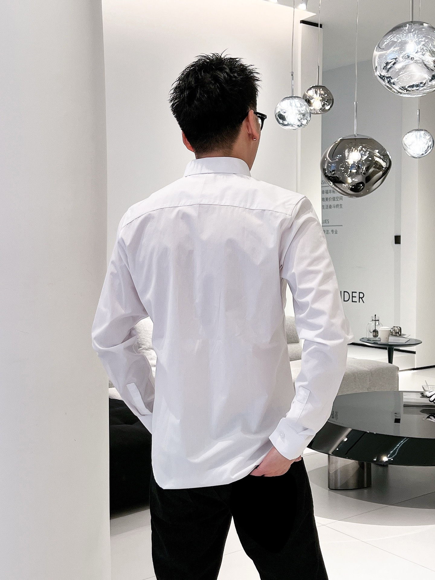 ￼ ￼ ￼ ￼ 普拉达 专柜最新款男士必备款长袖衬衫，100%天然棉，舒服透气，原单狠货，原版面料，柔软