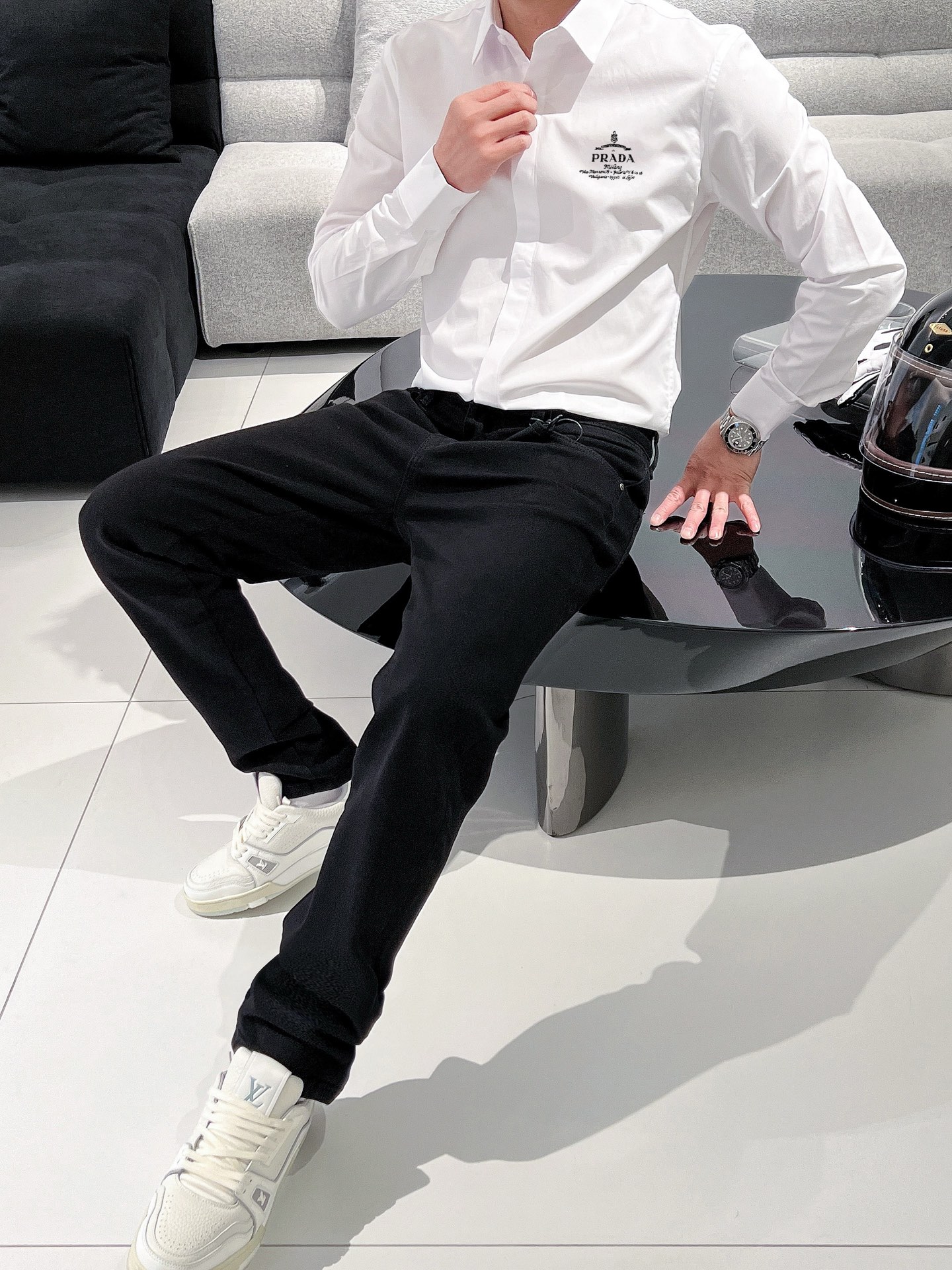 ￼ ￼ ￼ ￼ 普拉达 专柜最新款男士必备款长袖衬衫，100%天然棉，舒服透气，原单狠货，原版面料，柔软