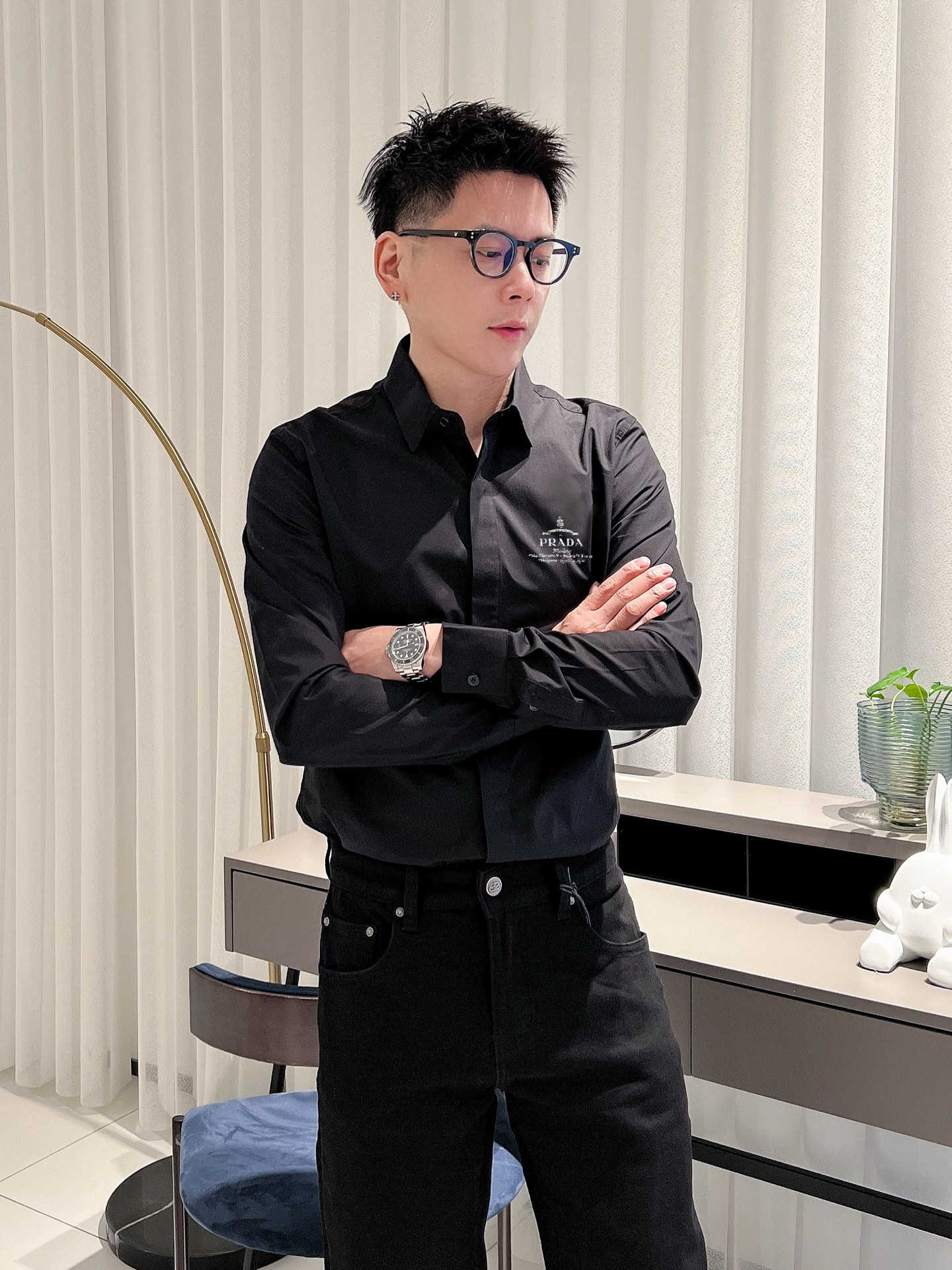 ￼ ￼ ￼ ￼ 普拉达 专柜最新款男士必备款长袖衬衫，100%天然棉，舒服透气，原单狠货，原版面料，柔软