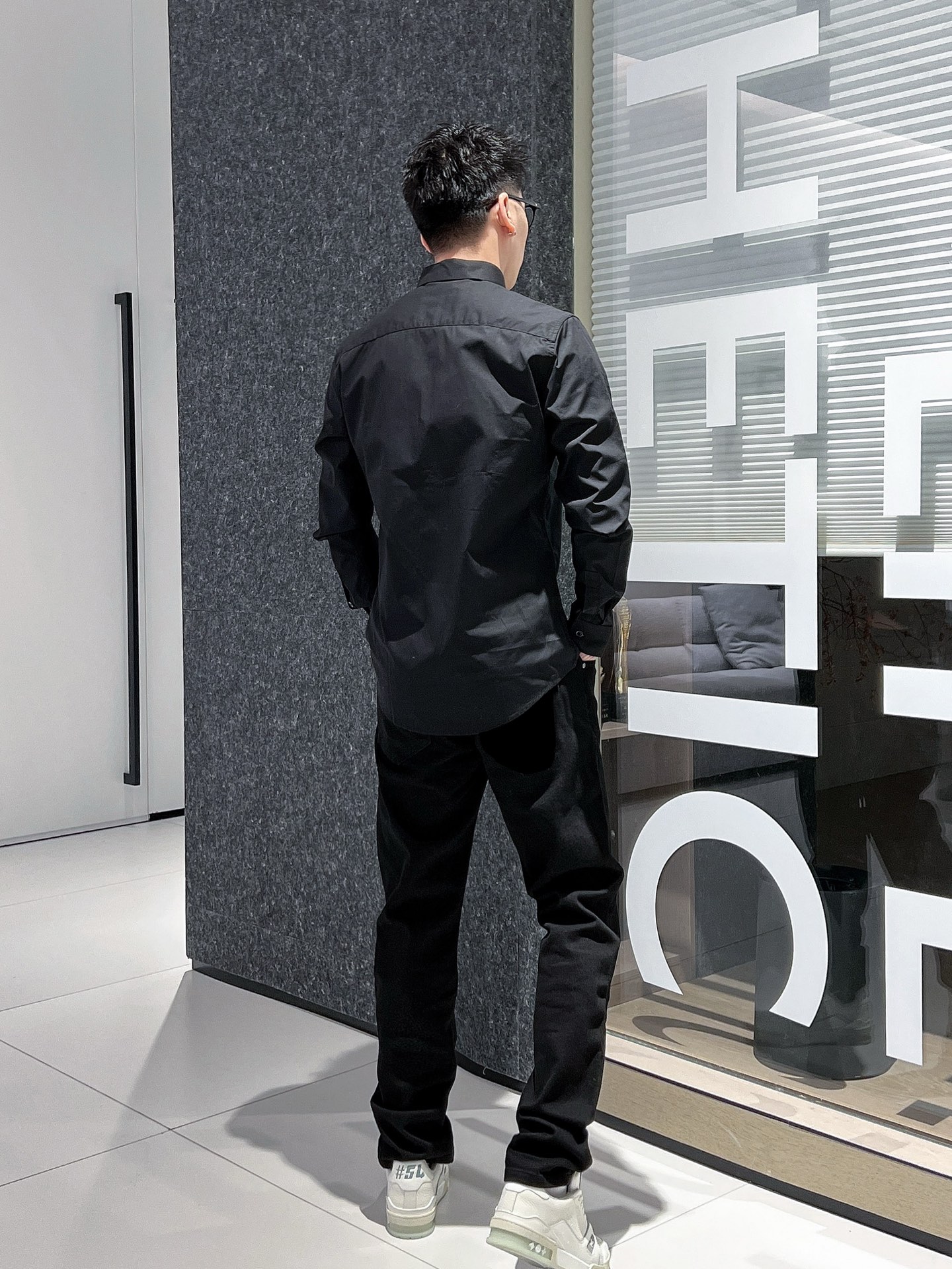 ￼ ￼ ￼ ￼ 普拉达 专柜最新款男士必备款长袖衬衫，100%天然棉，舒服透气，原单狠货，原版面料，柔软