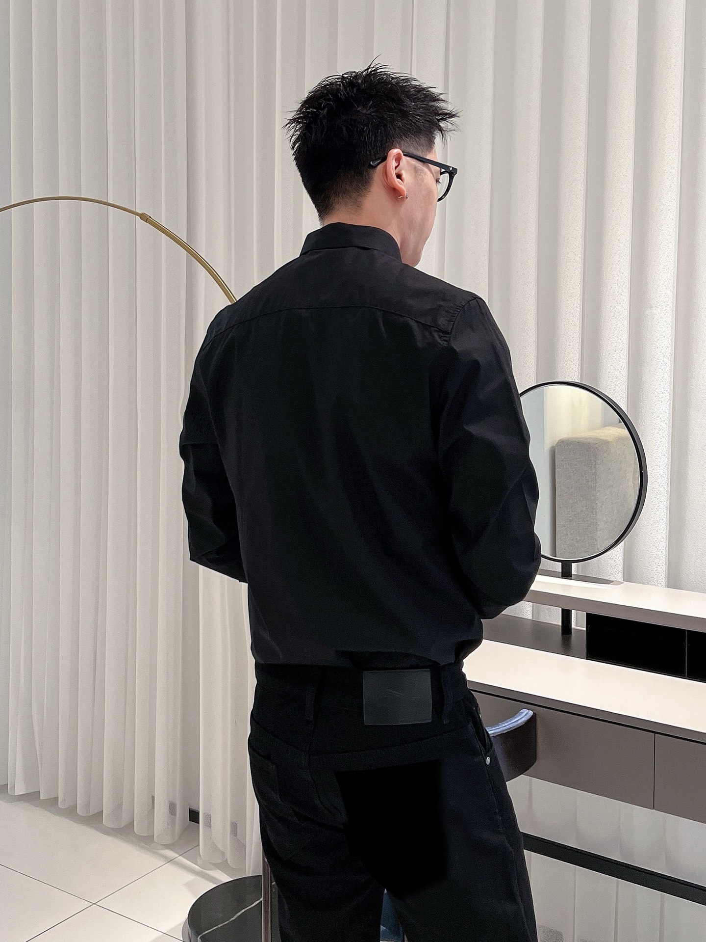 ￼ ￼ ￼ ￼ 普拉达 专柜最新款男士必备款长袖衬衫，100%天然棉，舒服透气，原单狠货，原版面料，柔软