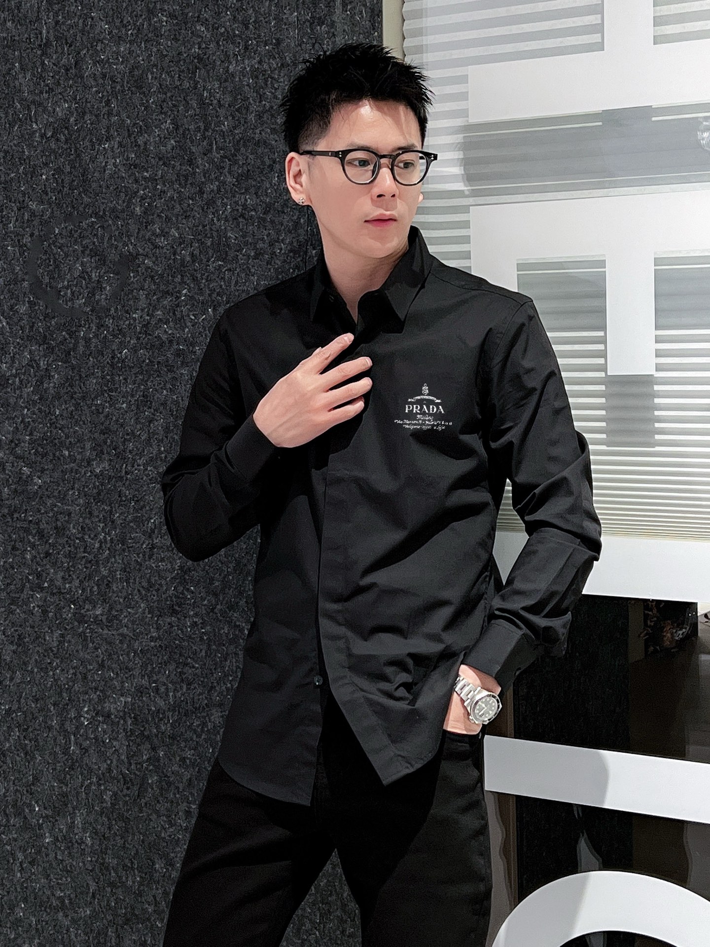 ￼ ￼ ￼ ￼ 普拉达 专柜最新款男士必备款长袖衬衫，100%天然棉，舒服透气，原单狠货，原版面料，柔软