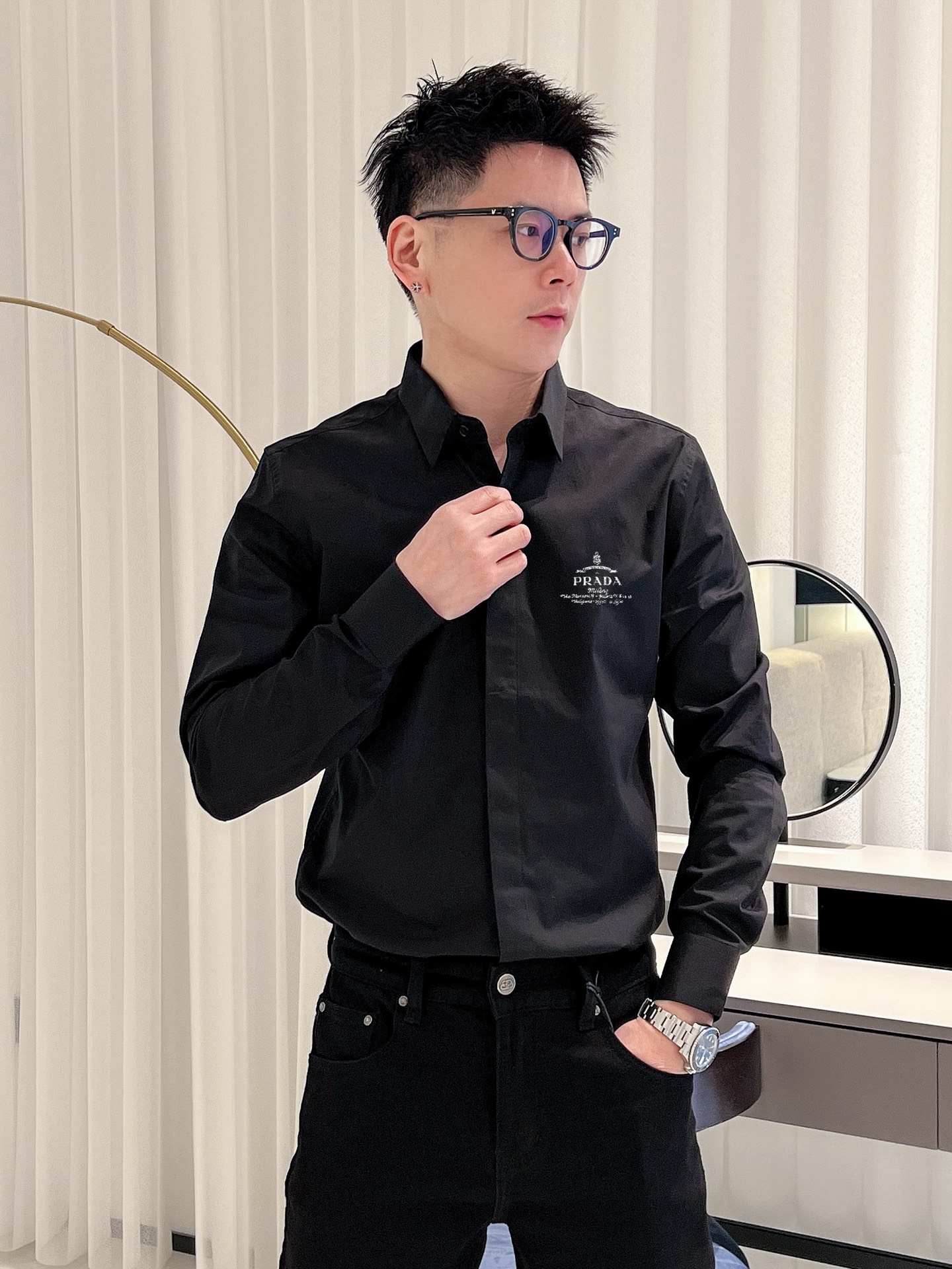 ￼ ￼ ￼ ￼ 普拉达 专柜最新款男士必备款长袖衬衫，100%天然棉，舒服透气，原单狠货，原版面料，柔软