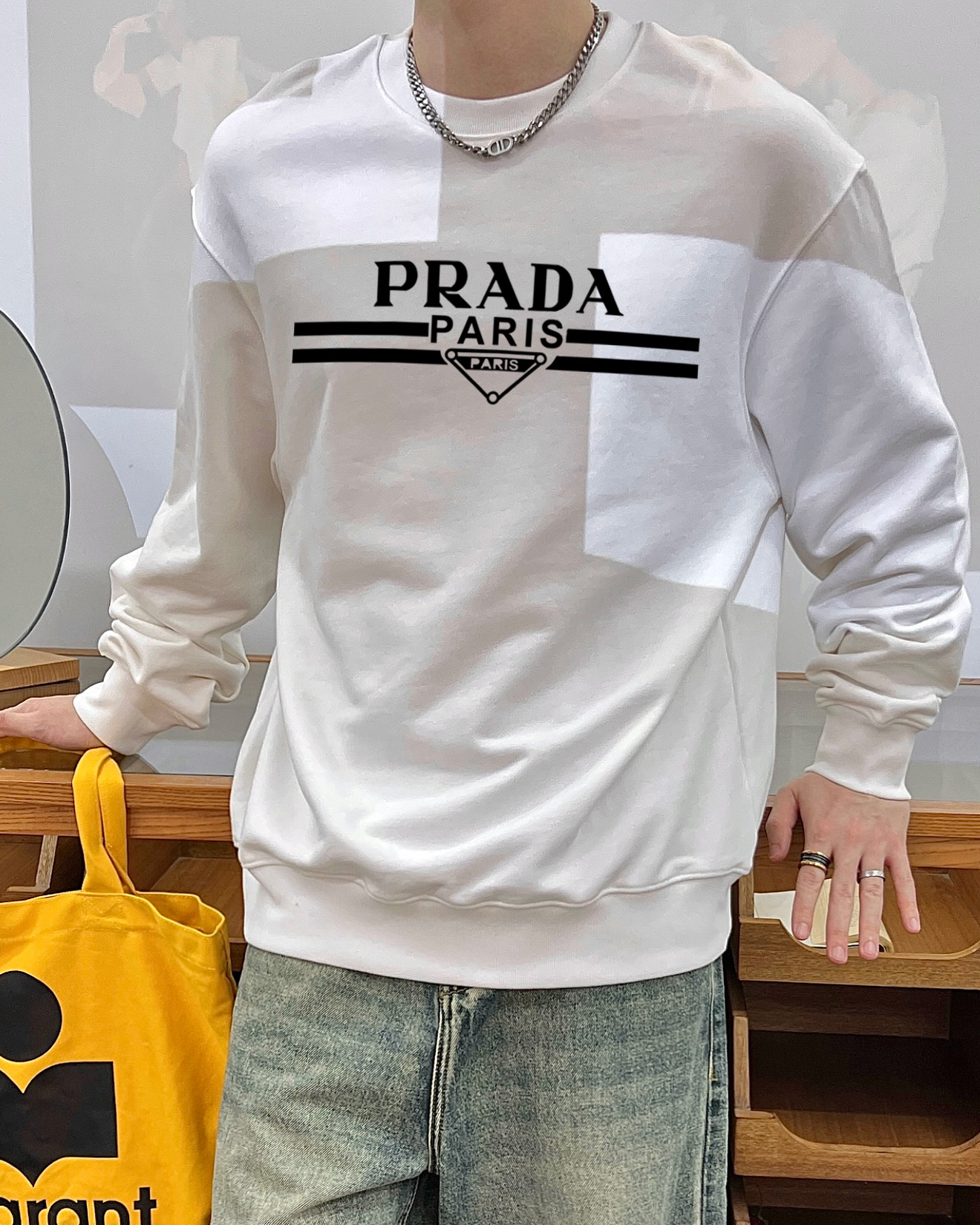 ￼ ￼ ￼ ￼ 普拉达 官网 新款字母印花双层重工字母图案不管是T桖还是卫衣都是每年的爆款单品 前幅大面