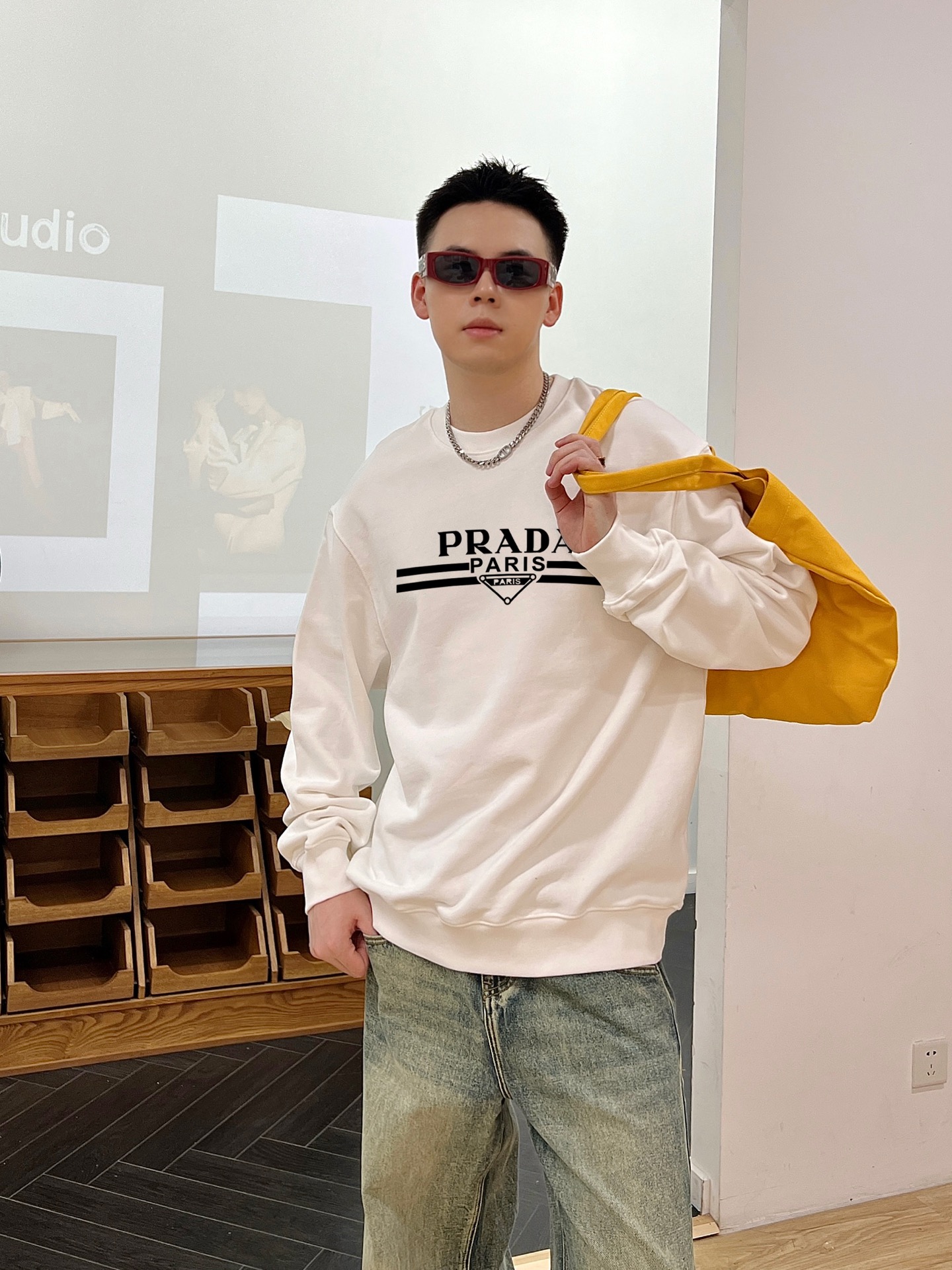 ￼ ￼ ￼ ￼ 普拉达 官网 新款字母印花双层重工字母图案不管是T桖还是卫衣都是每年的爆款单品 前幅大面