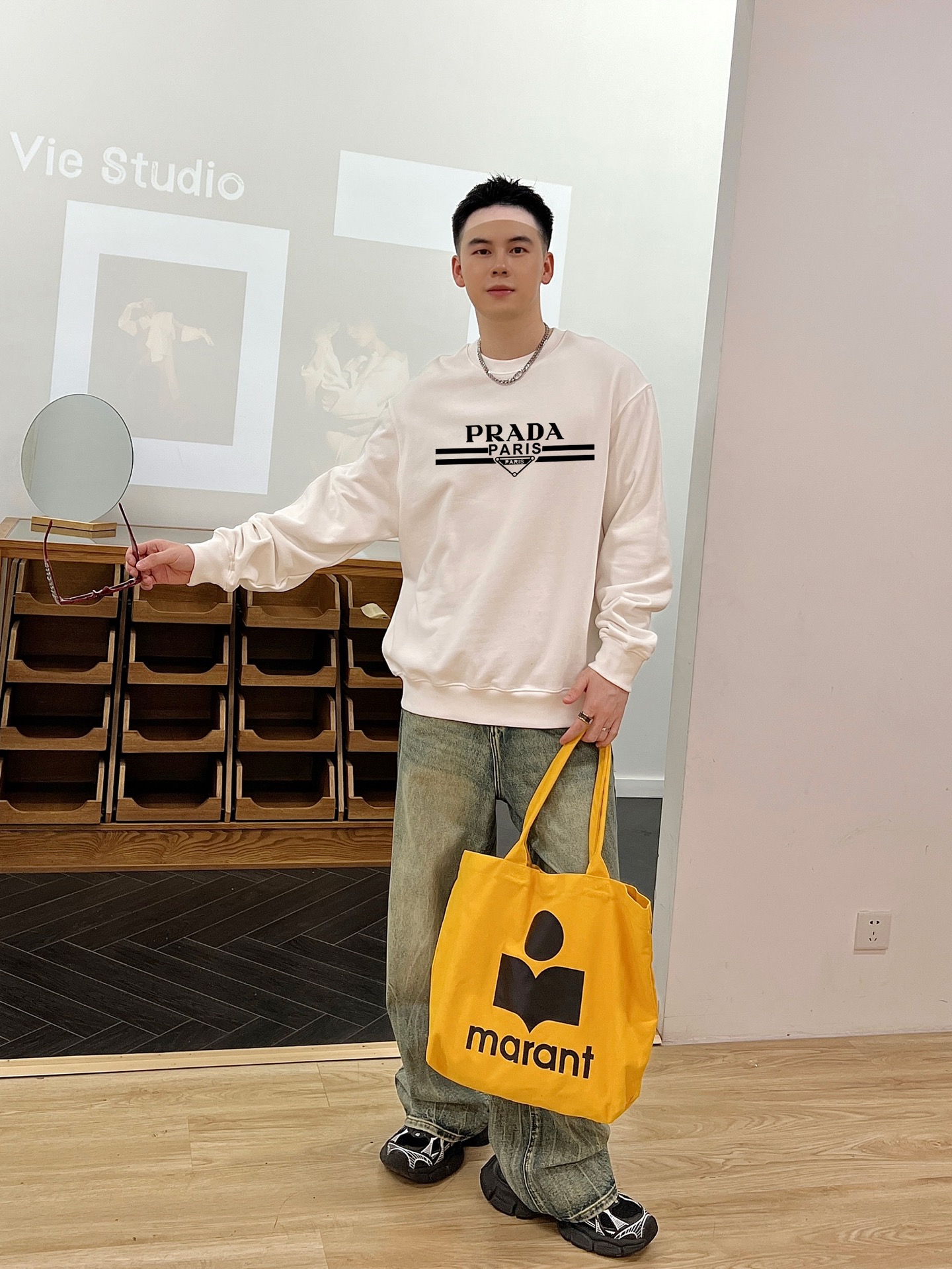 ￼ ￼ ￼ ￼ 普拉达 官网 新款字母印花双层重工字母图案不管是T桖还是卫衣都是每年的爆款单品 前幅大面