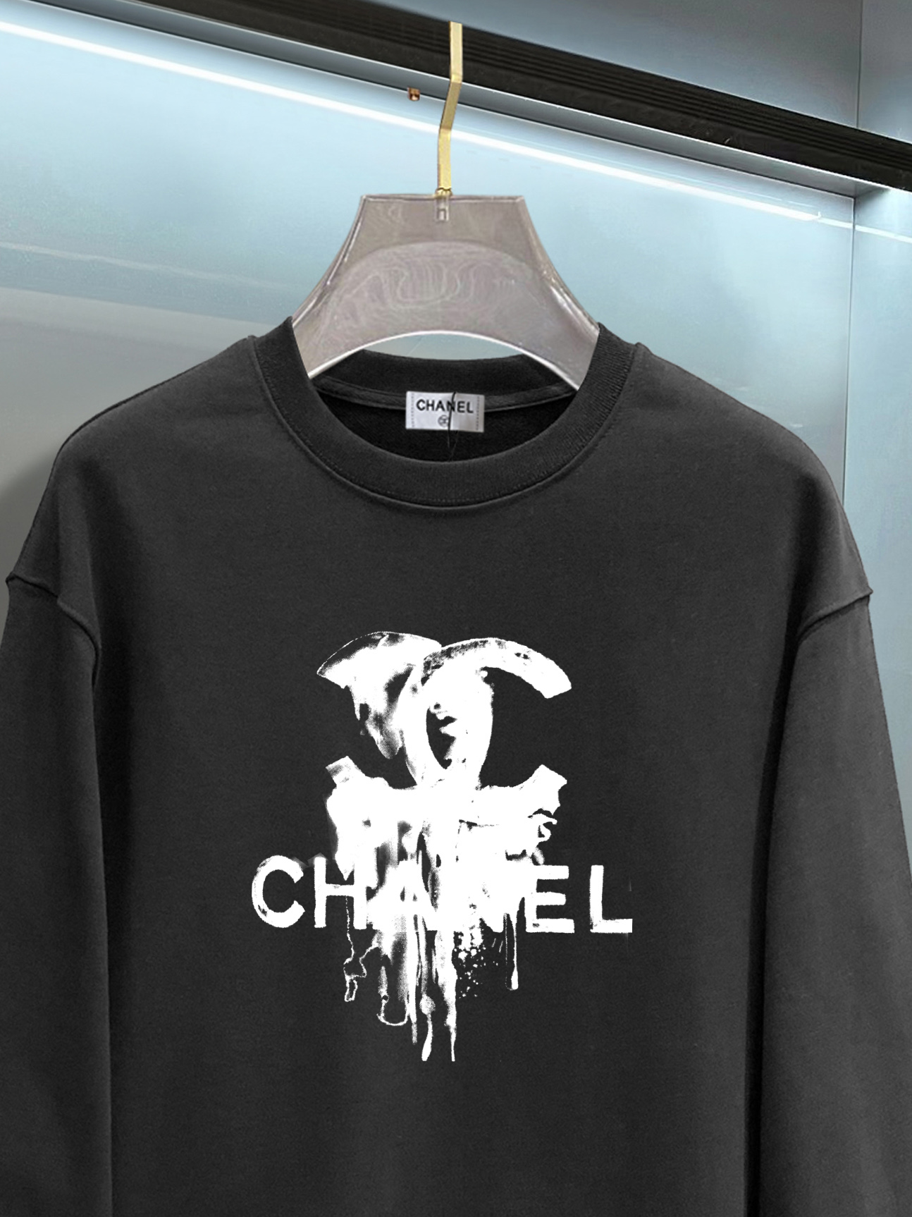 ￼ ￼ ￼ ￼ 香奈儿 官网 新款字母印花双层重工字母图案不管是T桖还是卫衣都是每年的爆款单品 前幅大面
