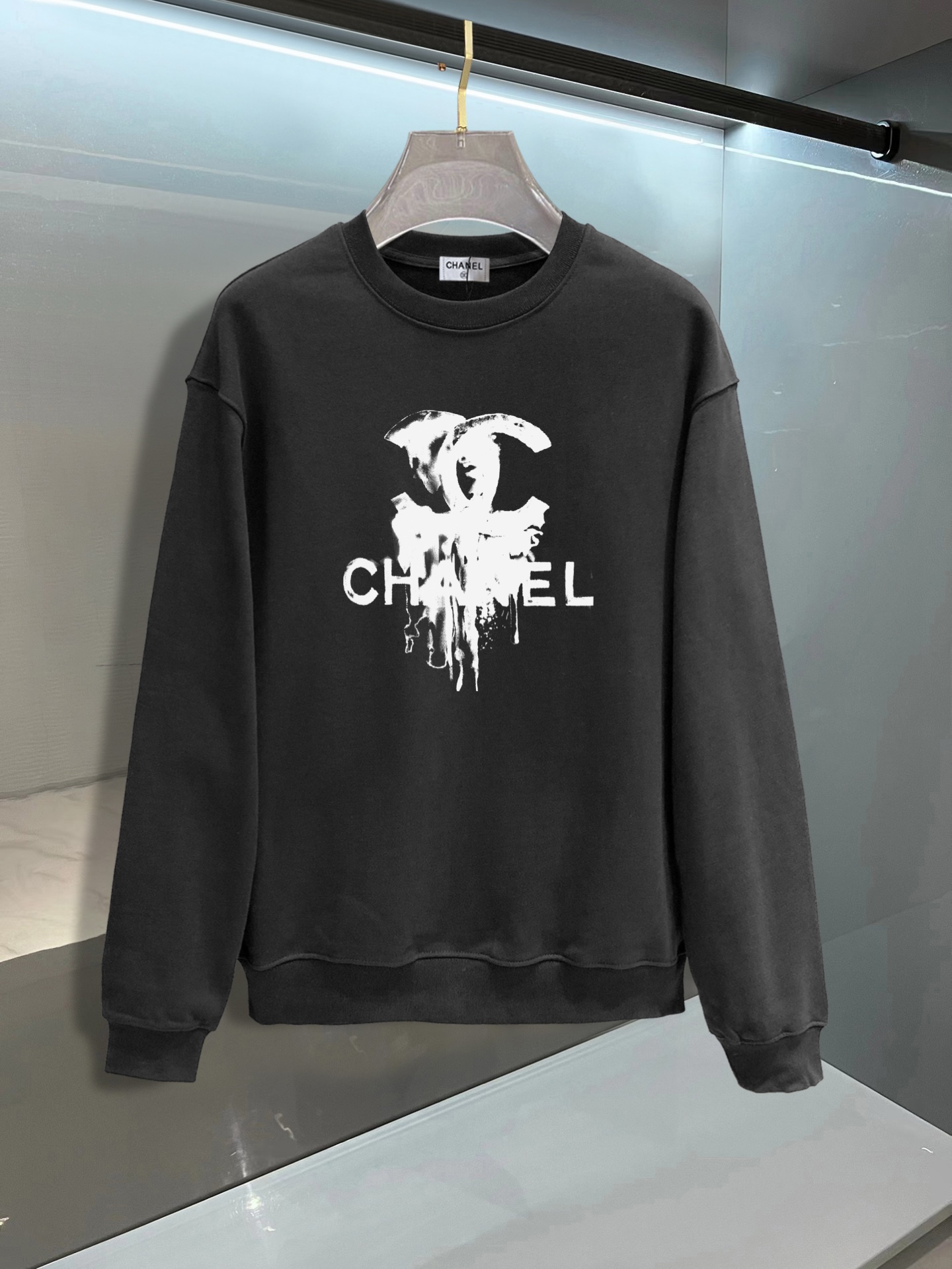 ￼ ￼ ￼ ￼ 香奈儿 官网 新款字母印花双层重工字母图案不管是T桖还是卫衣都是每年的爆款单品 前幅大面
